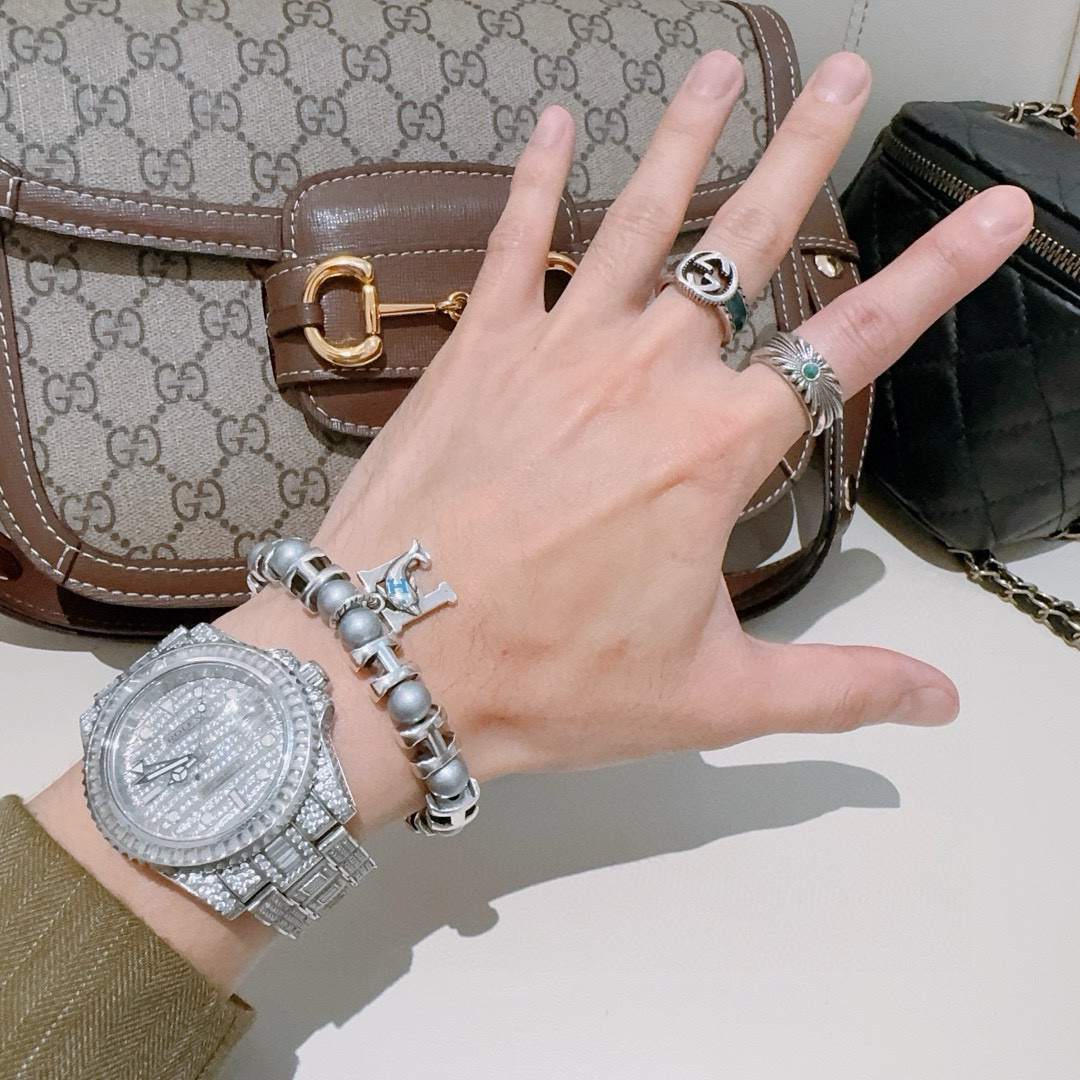 批140  新品发布 👒Hermas爱马仕手链👨👩奢华爱马仕手串 天然珍珠手链男女同款 最新款全件串珠手链档次更高明星同款Anger Forest系列H复古爱马仕手链
尺寸:16-24厘米
细节对版做旧处理 非市面亮面版型 非市面普通做工
这款一直在出 爱马仕里面热卖款 非常好搭配衣服👔👞