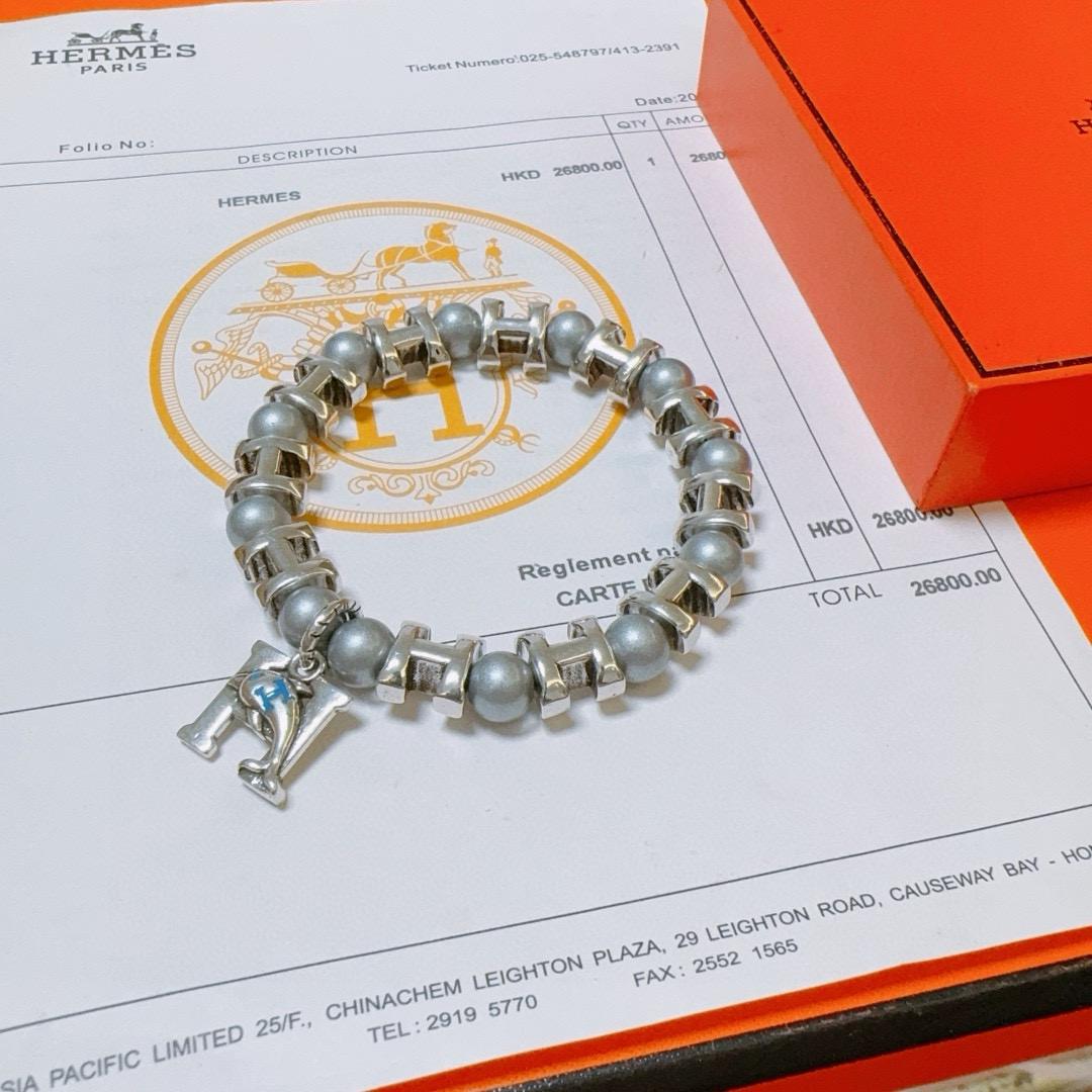 批140  新品发布 👒Hermas爱马仕手链👨👩奢华爱马仕手串 天然珍珠手链男女同款 最新款全件串珠手链档次更高明星同款Anger Forest系列H复古爱马仕手链
尺寸:16-24厘米
细节对版做旧处理 非市面亮面版型 非市面普通做工
这款一直在出 爱马仕里面热卖款 非常好搭配衣服👔👞