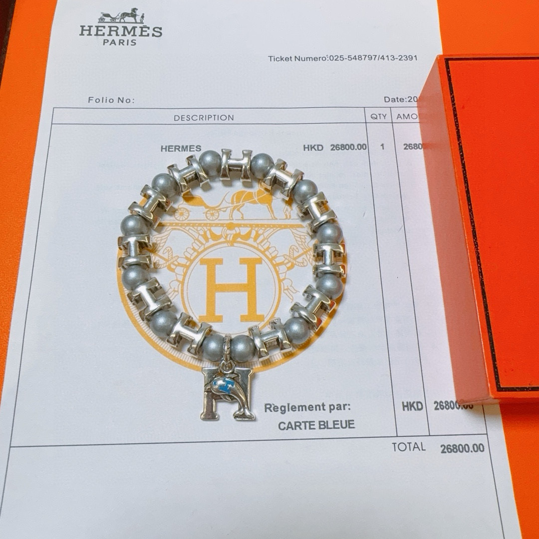 批140  新品发布 👒Hermas爱马仕手链👨👩奢华爱马仕手串 天然珍珠手链男女同款 最新款全件串珠手链档次更高明星同款Anger Forest系列H复古爱马仕手链
尺寸:16-24厘米
细节对版做旧处理 非市面亮面版型 非市面普通做工
这款一直在出 爱马仕里面热卖款 非常好搭配衣服👔👞