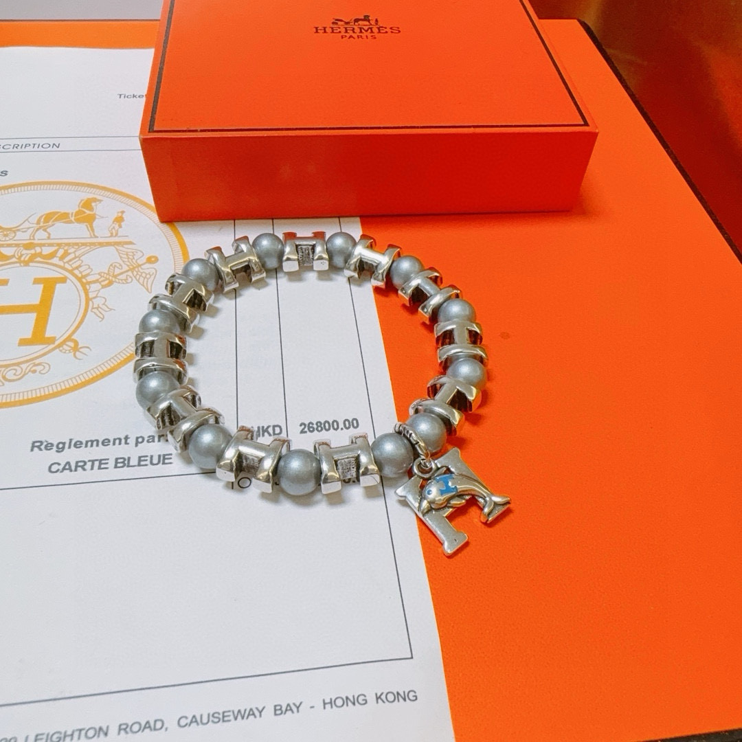批140  新品发布 👒Hermas爱马仕手链👨👩奢华爱马仕手串 天然珍珠手链男女同款 最新款全件串珠手链档次更高明星同款Anger Forest系列H复古爱马仕手链
尺寸:16-24厘米
细节对版做旧处理 非市面亮面版型 非市面普通做工
这款一直在出 爱马仕里面热卖款 非常好搭配衣服👔👞