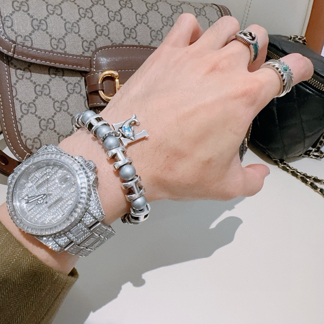 批140  新品发布 👒Hermas爱马仕手链👨👩奢华爱马仕手串 天然珍珠手链男女同款 最新款全件串珠手链档次更高明星同款Anger Forest系列H复古爱马仕手链
尺寸:16-24厘米
细节对版做旧处理 非市面亮面版型 非市面普通做工
这款一直在出 爱马仕里面热卖款 非常好搭配衣服👔👞