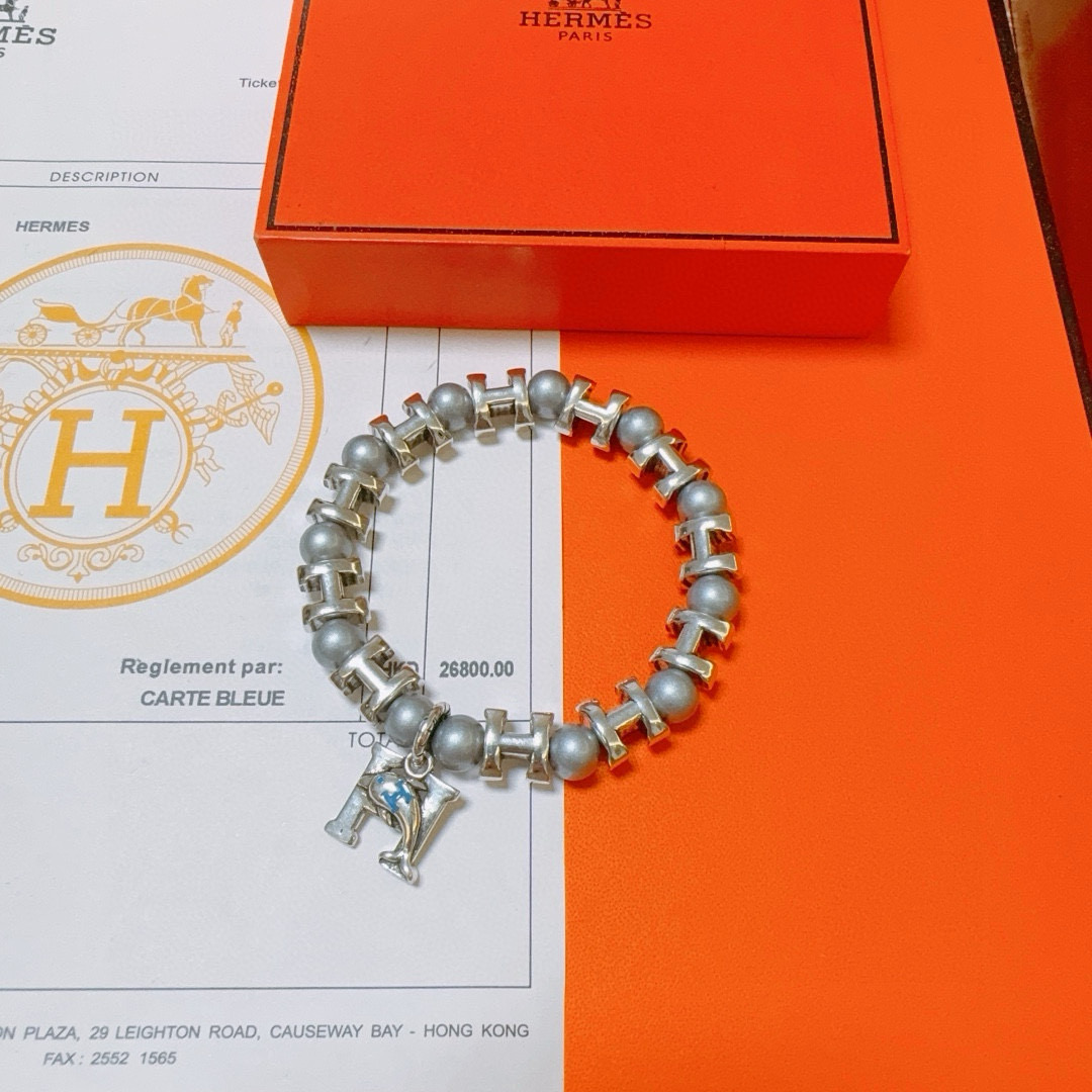 批140  新品发布 👒Hermas爱马仕手链👨👩奢华爱马仕手串 天然珍珠手链男女同款 最新款全件串珠手链档次更高明星同款Anger Forest系列H复古爱马仕手链
尺寸:16-24厘米
细节对版做旧处理 非市面亮面版型 非市面普通做工
这款一直在出 爱马仕里面热卖款 非常好搭配衣服👔👞