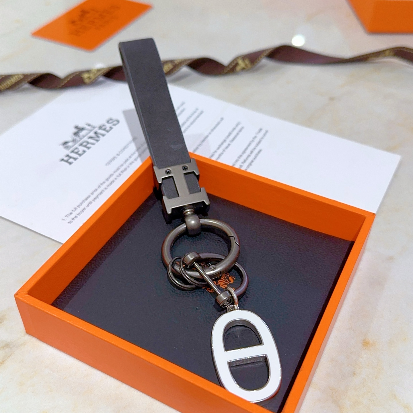 Luxurious Hermes Key Button in Platinum: Customized Elegance for All Genders - 图片 4