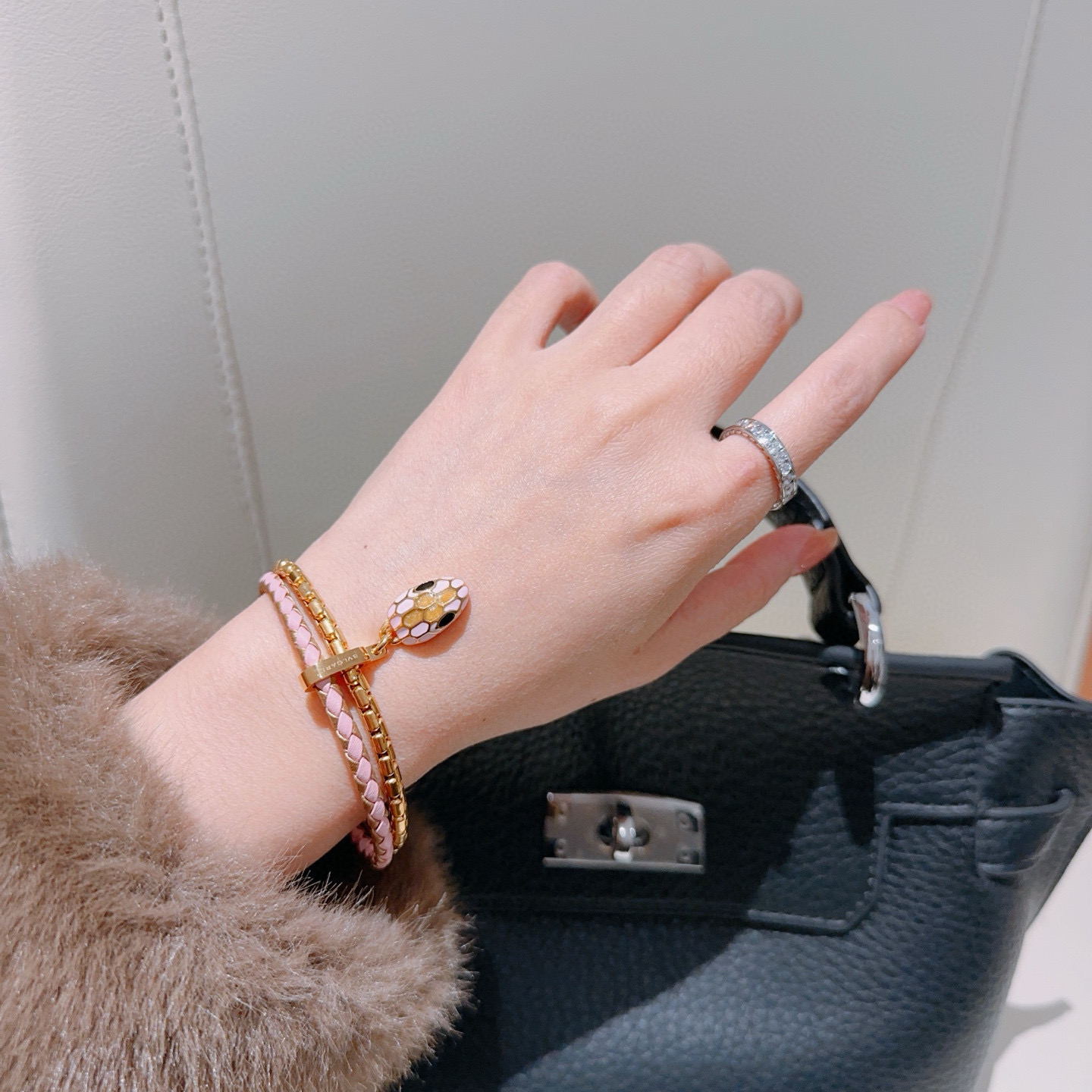 【我们出品】
新款serPenti 宝格丽手链 蛇头双层手链❤️
新增2025年限定色 粉拼金色双层手绳