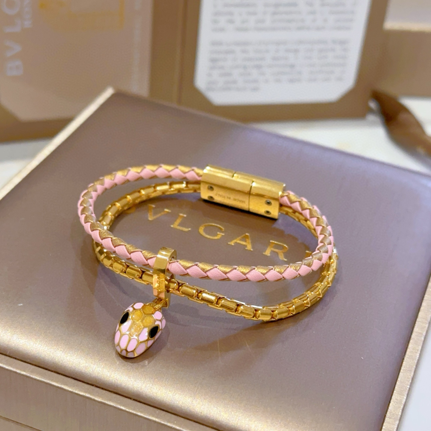 【我们出品】
新款serPenti 宝格丽手链 蛇头双层手链❤️
新增2025年限定色 粉拼金色双层手绳