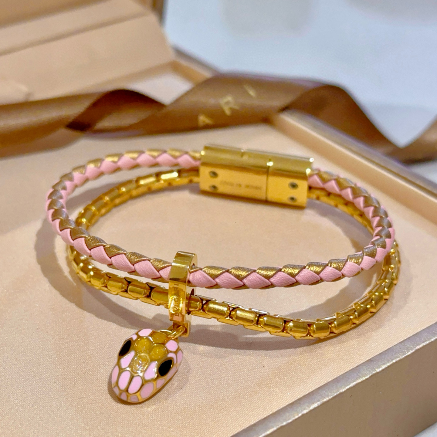 【我们出品】
新款serPenti 宝格丽手链 蛇头双层手链❤️
新增2025年限定色 粉拼金色双层手绳