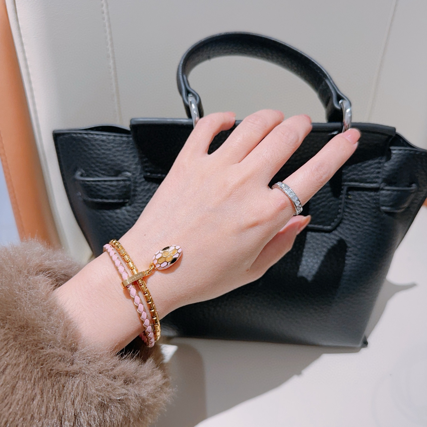 【我们出品】
新款serPenti 宝格丽手链 蛇头双层手链❤️
新增2025年限定色 粉拼金色双层手绳