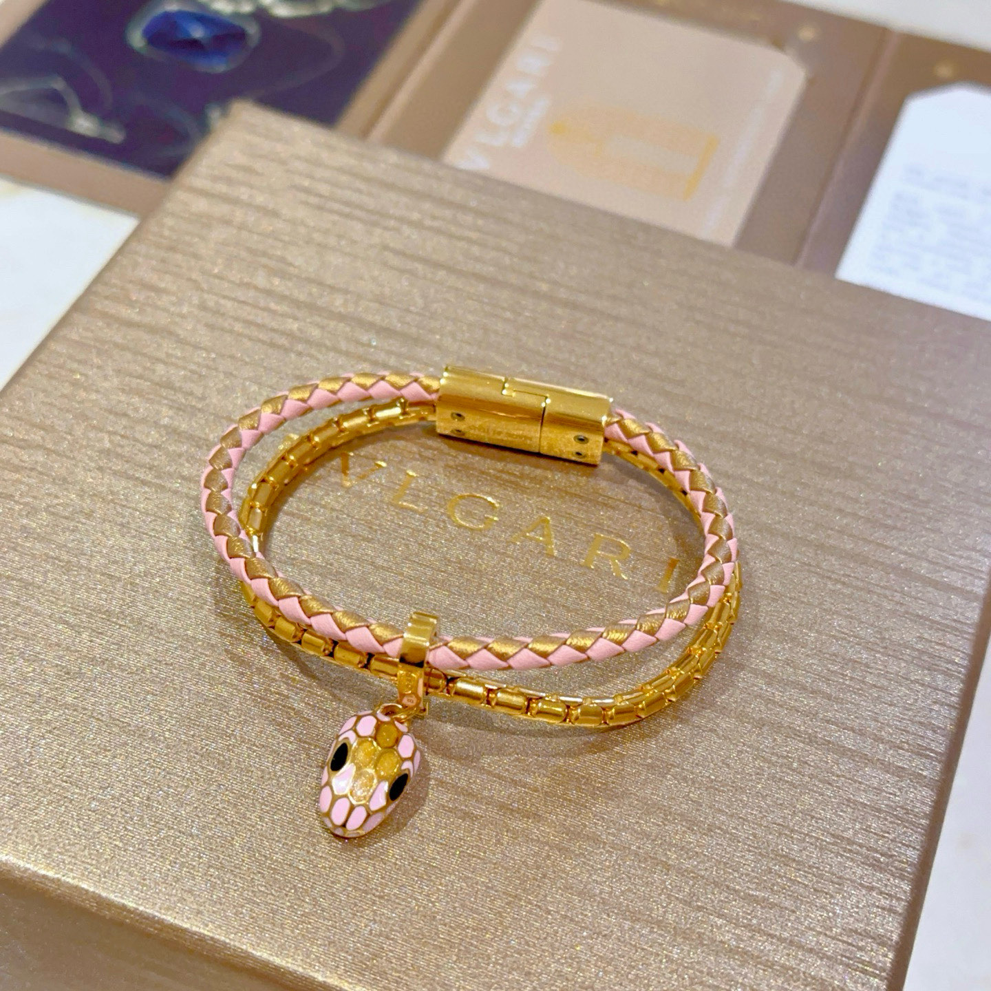 【我们出品】
新款serPenti 宝格丽手链 蛇头双层手链❤️
新增2025年限定色 粉拼金色双层手绳