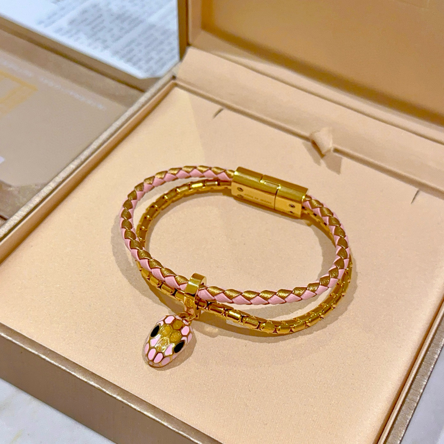 【我们出品】
新款serPenti 宝格丽手链 蛇头双层手链❤️
新增2025年限定色 粉拼金色双层手绳