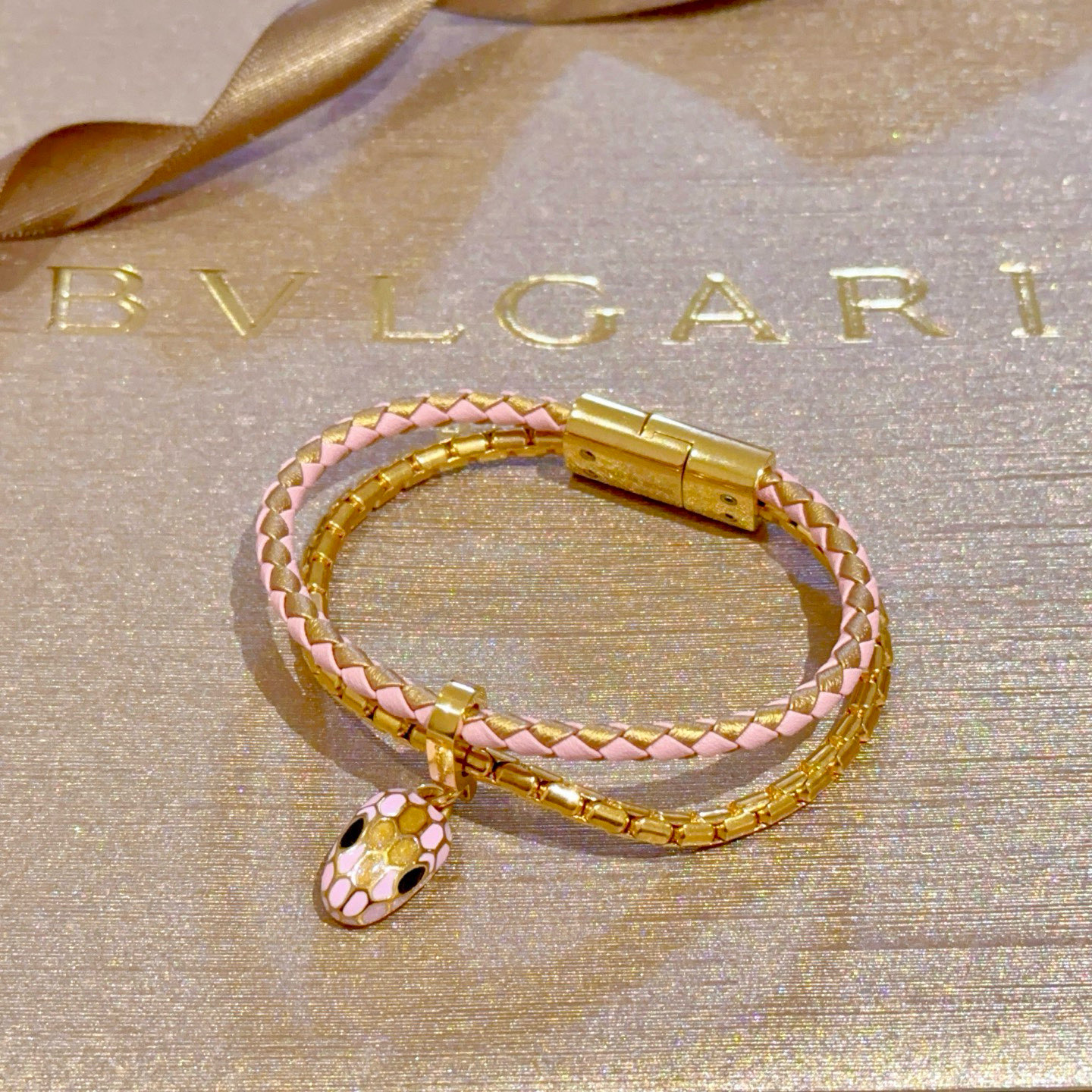【我们出品】
新款serPenti 宝格丽手链 蛇头双层手链❤️
新增2025年限定色 粉拼金色双层手绳