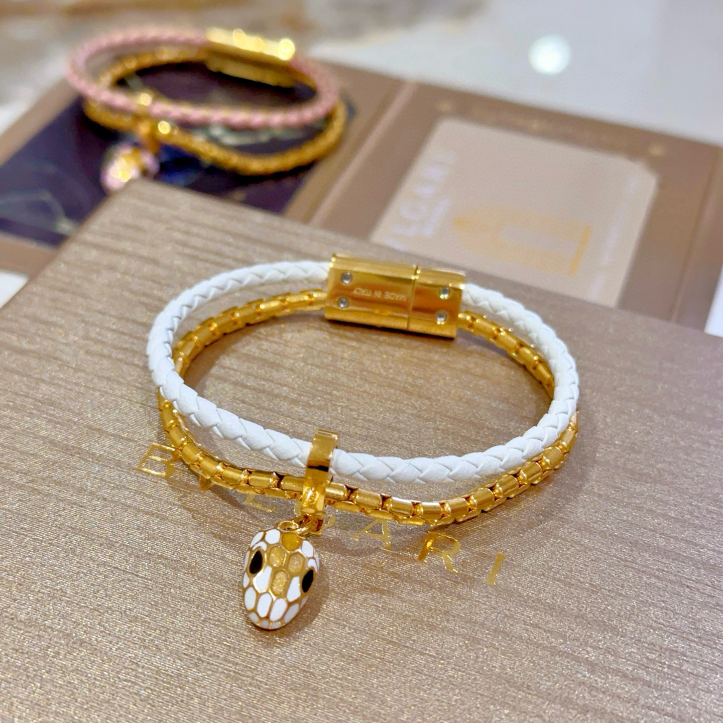 NO:104623,[Produced by us] New serpenti Snake Head Double Layer Bracelet Added 2025 limited color White-paired gold double-layer bracelet. The snake head color is also white-paired gold-paired. It is full of girlishness, and it is also a beautiful landscape on your wrist. It shows uniqueness, fashion and elegance in every move. Only those who really own the original version will know that it is really material inside. The size of invisible screws and metal accessories inside and outside are all removed. Nearly 20 pieces of invisible screws and metal accessories are all removed, and all of them have to be opened. Therefore, it is certain that the time is required to do the right version. The metal chain is a custom chain with mold opening, and there are no chains with the same style and specifications on the market. Including the magnetic buckle, it is very convenient to wear it in 1.1. It is very convenient to wear it. One button and one sucking and one sucking. The stunning wear material is consistent with the Y-version mixed metal thickness, real gold, jewelry quality, bracelet19860909批【我们出品】 新款serpenti 蛇头双层手链 新增2025年限定色 白拼金色双层手绳.蛇头颜色也是白白的拼上金色真的绝. 满满的少女感,又是你手腕间一道靓丽的风景线 举手投足之间尽显与众不同,时尚与优雅 看似简单的一条手绳,只有真正拥有原版的人拆开才知道,里面真的太有料 里里外外的大小隐形螺丝加金属配件 全部拆出来将近20个,而且全部都得开模 所以要做对版货耗时间是肯定的 金属链条为开模的定制链、市面上没有相同款式和规格的链条. 包括磁吸扣全部都是1.1复合出来佩戴非常方便,一扣一吸就完成了惊艳的佩戴材质Y版一致 混合金属厚度真金,饰品精品,bracelet,Jewelry