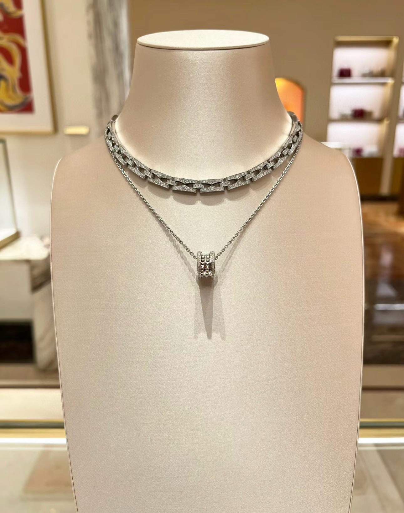 NO:104629,Bulgari necklace V gold material with logo.BVLGARI Bulgari DIVAS' DREAM series Perfect appearance and invincible details. The unique color is completely impeccable, and it is decorated with a classic appearance design. It is simple but elegant and eye-catching. The combination of platinum diamonds inlaid with diamonds makes the upper body look more elegant and moving. The same style as men and women Bulgari necklace, jewelry boutique, bottega veneta, bvlgari, bvlgari, necklace19860909批.宝格丽项链V金材质 带logo.BVLGARI宝格丽 DIVAS‘ DREAM 系列 品相完美,细节无敌,那种独特的色泽完全无可挑剔,再缀以经典外形设计,简约之余却又优雅夺目,铂金镶嵌钻石的组合更显气色,上身雅致动人.男女同款 宝格丽项链,饰品精品,bottega veneta,bvlgari,bvlgari,necklace,Jewelry