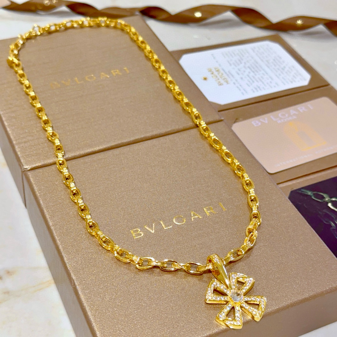 NO:104632,Bulgari necklace V gold material with logo.BVLGARI Bulgari DIVAS' DREAM series. Perfect appearance, invincible details, the unique color is completely impeccable, and is decorated with a classic ring shape design. It is simple but elegant and eye-catching. The combination of gold makes the look more elegant and charming. The same style as men and women. Bulgari necklace, jewelry boutique, bottega veneta, bvlgari, bvlgari, necklace, gold19860909批.宝格丽项链V金材质 带logo.BVLGARI宝格丽 DIVAS‘ DREAM 系列 品相完美,细节无敌,那种独特的色泽完全无可挑剔,再缀以经典指环外形设计,简约之余却又优雅夺目,黄金的组合更显气色,上身雅致动人.男女同款 宝格丽项链,饰品精品,bottega veneta,bvlgari,bvlgari,necklace,gold,Jewelry