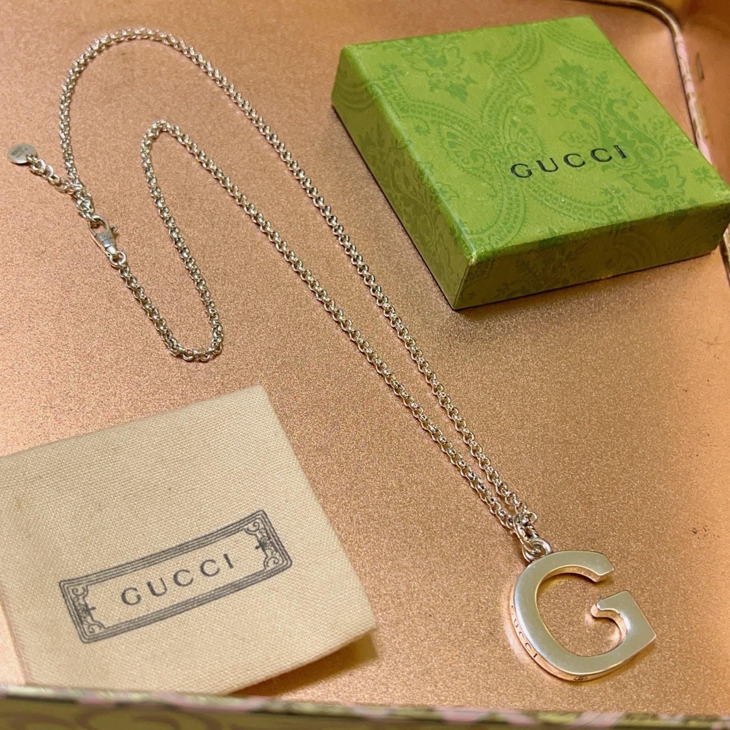 NO:104949,Comment: Too handsome. Gucci Necklace 2025 latest chain grade is higher. Stars have the same classic style. Anger Forest series double G Gucci Necklace. Details are used to treat the version. Non-market glossy style. This model has been released. Gucci is very easy to match with trendy clothes, jewelry quality, gucci, necklace19860909批 太帅啦 古驰项链2025最新款链条档次更高明星同款经典款Anger Forest系列双G古驰项链 细节对版做旧处理 非市面亮面版型 这款一直在出 古驰里面热卖款 非常好搭配潮流衣服,饰品精品,gucci,necklace,Jewelry