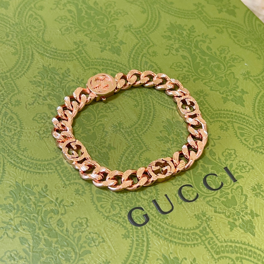 NO:104956,2025 Newly released Gucci Gucci bracelet The latest classic model is exquisite, regardless of style or texture, and it is absolutely top feel. Just take a look and you will understand the original logo. Super nice. The best choice for matching clothes. It is a must-have artifact for men and women. The number of codes is 18.20.22.24 cm, jewelry quality, gucci, gucci, bracelet19860909批. 2025新出炉 Gucci古驰手链最新款的经典款 精致无论款式 质感 都是绝对的顶尖feel 只要看一眼就懂了原版logo 超 nice 搭配衣服最佳的选择,男女同款必备神器 码数18.20.22.24厘米,饰品精品,gucci,gucci,bracelet,Jewelry