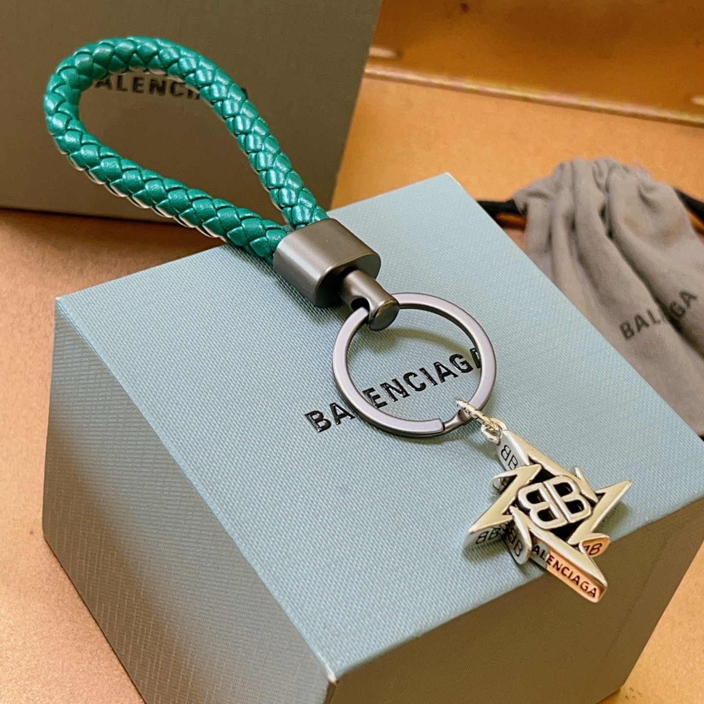“Latest Paris Family Bag Key Button: Classic Joint Design Series Release” - 图片 3