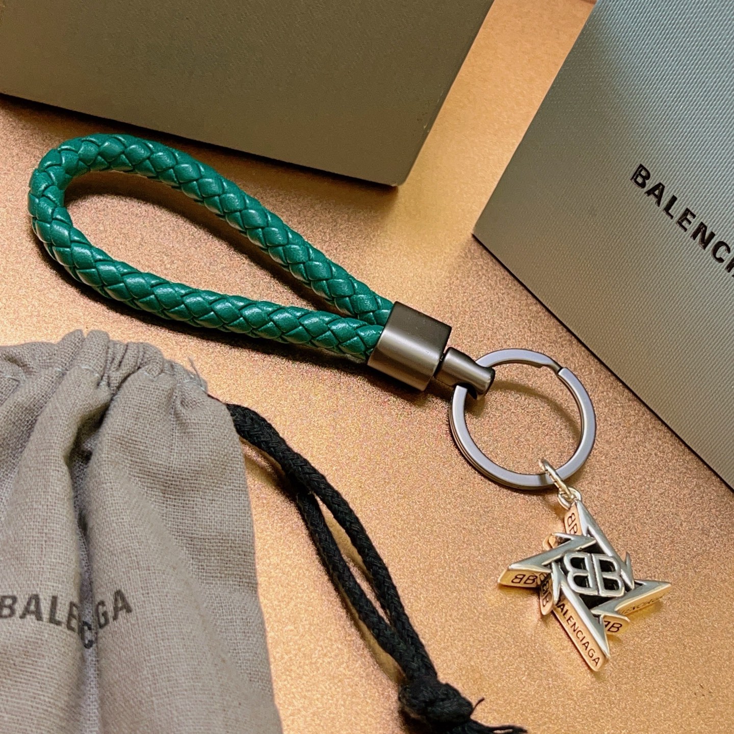 “Latest Paris Family Bag Key Button: Classic Joint Design Series Release” - 图片 2