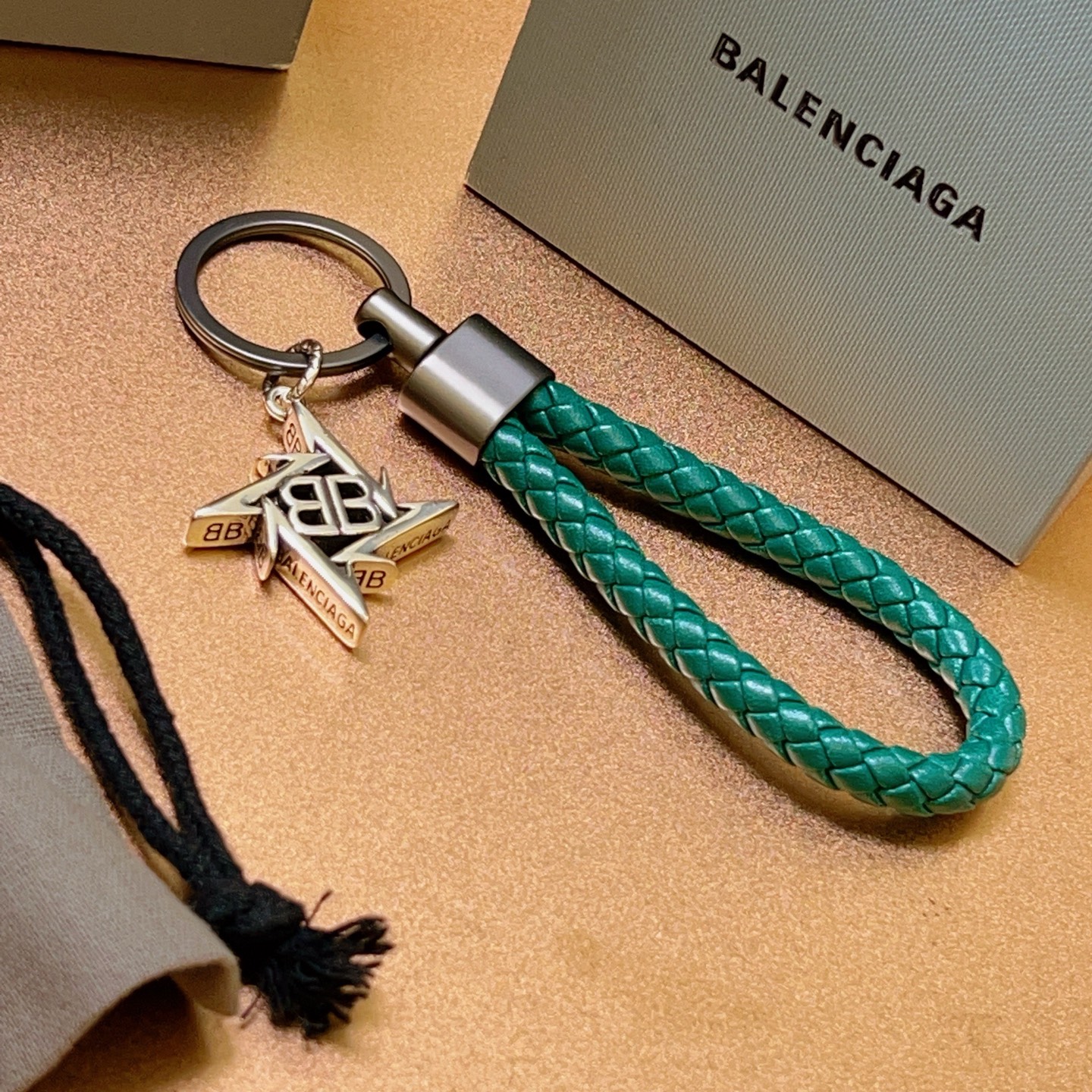 “Latest Paris Family Bag Key Button: Classic Joint Design Series Release” - 图片 5