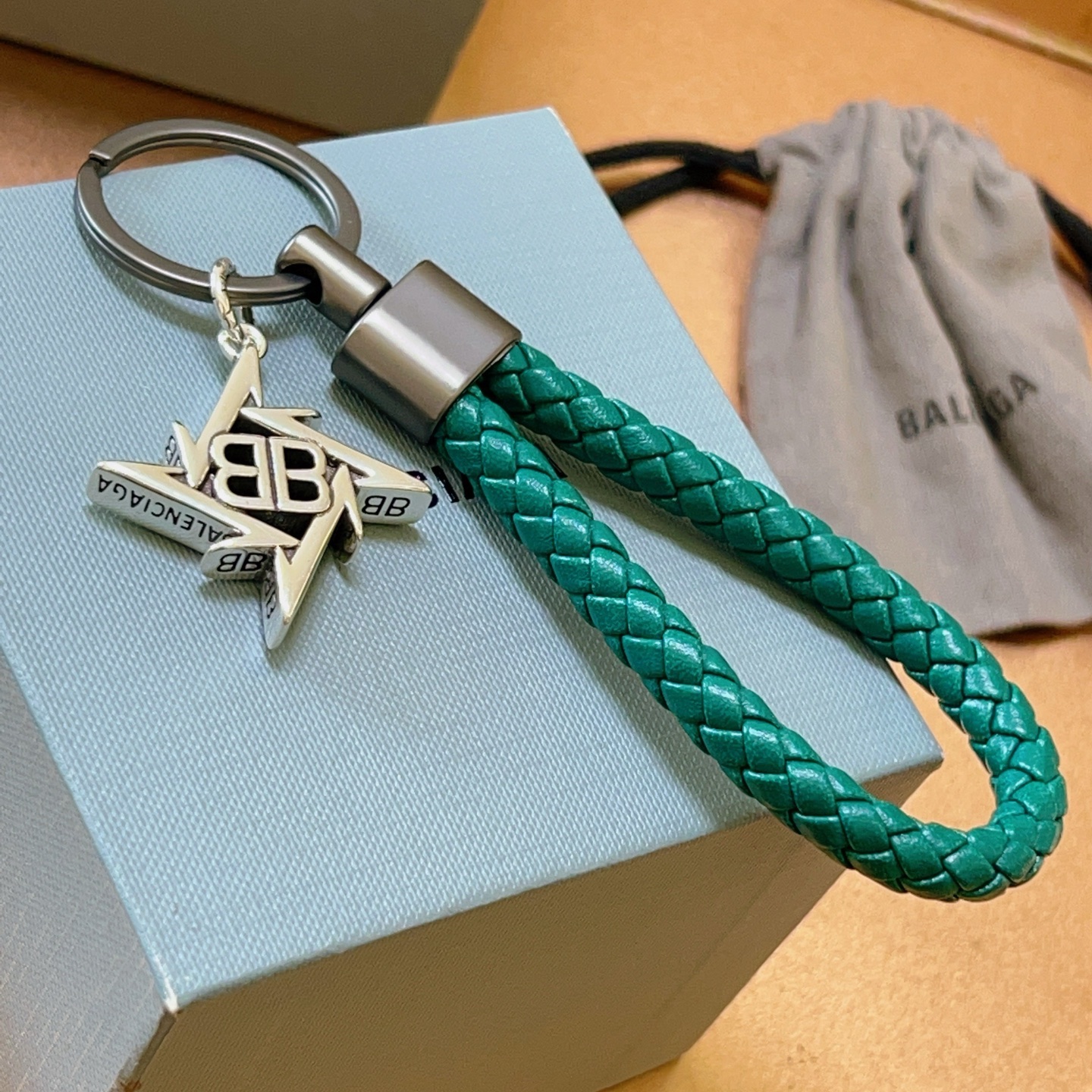 “Latest Paris Family Bag Key Button: Classic Joint Design Series Release”