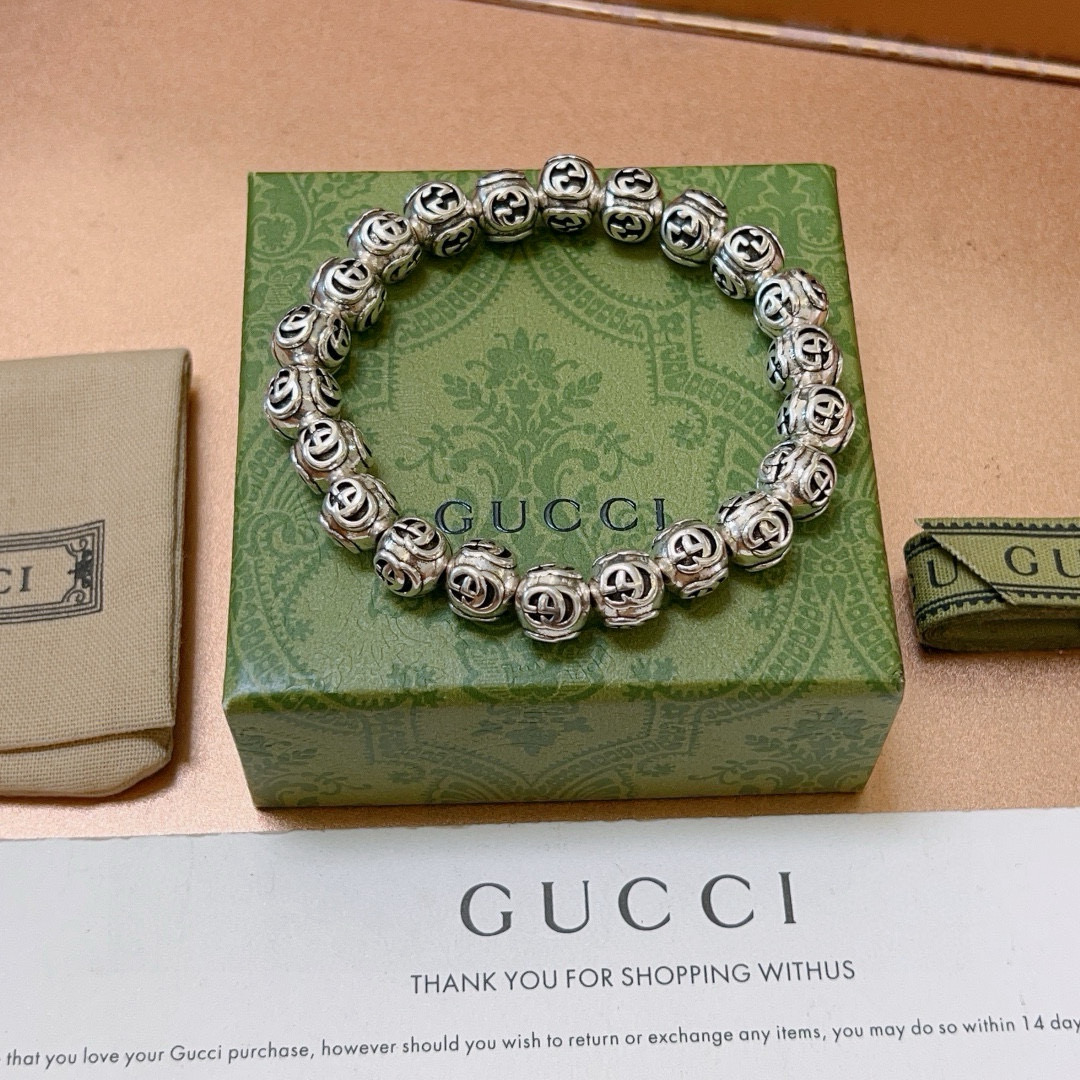 NO:105177,2025 latest release The latest classic model of Gucci bracelet is exquisite, regardless of style or texture, and you can understand the original logo at a glance. Super nice choice for matching clothes. A must-have artifact for men and women, jewelry quality, gucci, gucci, bracelet19860909批. 2025最新出炉 Gucci古驰手链最新款的经典款 精致无论款式 质感 都是绝对的顶尖feel 只要看一眼就懂了原版logo 超 nice 搭配衣服的选择,男女同款必备神器,饰品精品,gucci,gucci,bracelet,Jewelry