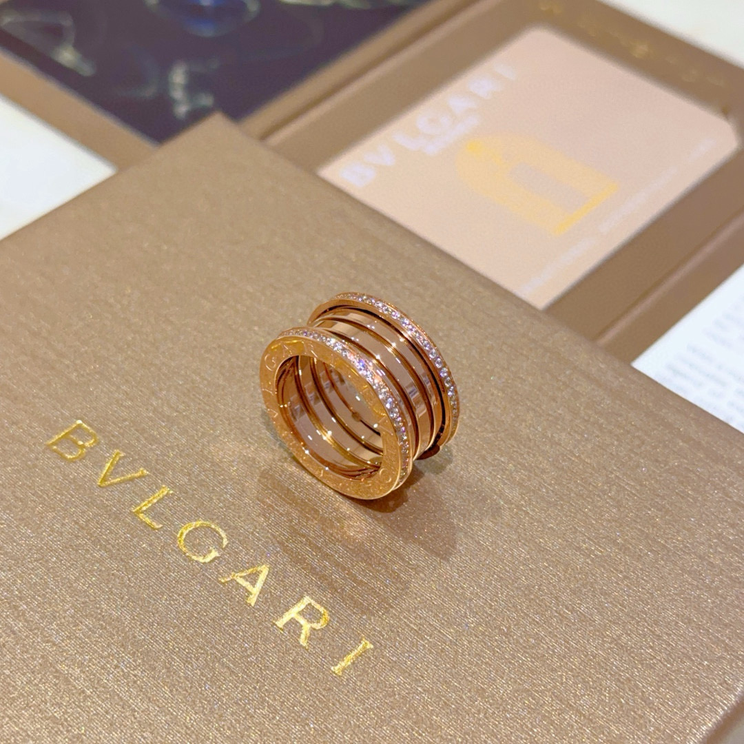 NO:105455,Bulgari ring V gold material. BVLGARI DIVAS' DREAM enamel series perfect appearance and invincible details. The unique color is completely impeccable, and it is decorated with a classic ring shape design. It is simple but elegant and eye-catching. The combination of rose gold and brown ceramics makes the complexion look more elegant and charming. The same style as men and women Bulgari rings. Number of sizes: 6789 10 11, jewelry quality, bottega veneta, bvlgari, bvlgari,ring19860909批.宝格丽戒指V金材质.BVLGARI宝格丽 DIVAS‘ DREAM 珐琅系列 品相完美,细节无敌,那种独特的色泽完全无可挑剔,再缀以经典指环外形设计,简约之余却又优雅夺目,玫瑰金棕陶瓷的组合更显气色,上身雅致动人.男女同款 宝格丽戒指 码数:6789 10 11,饰品精品,bottega veneta,bvlgari,bvlgari,ring,Jewelry