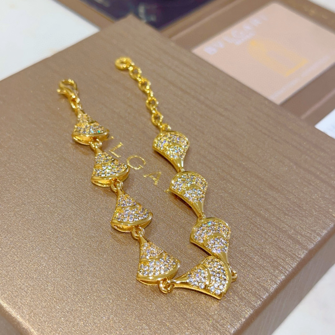 。宝格丽手链V金材质 BVLGARI宝格丽 DIVAS‘ DREAM 系列 品相完美，细节无敌，那种独特