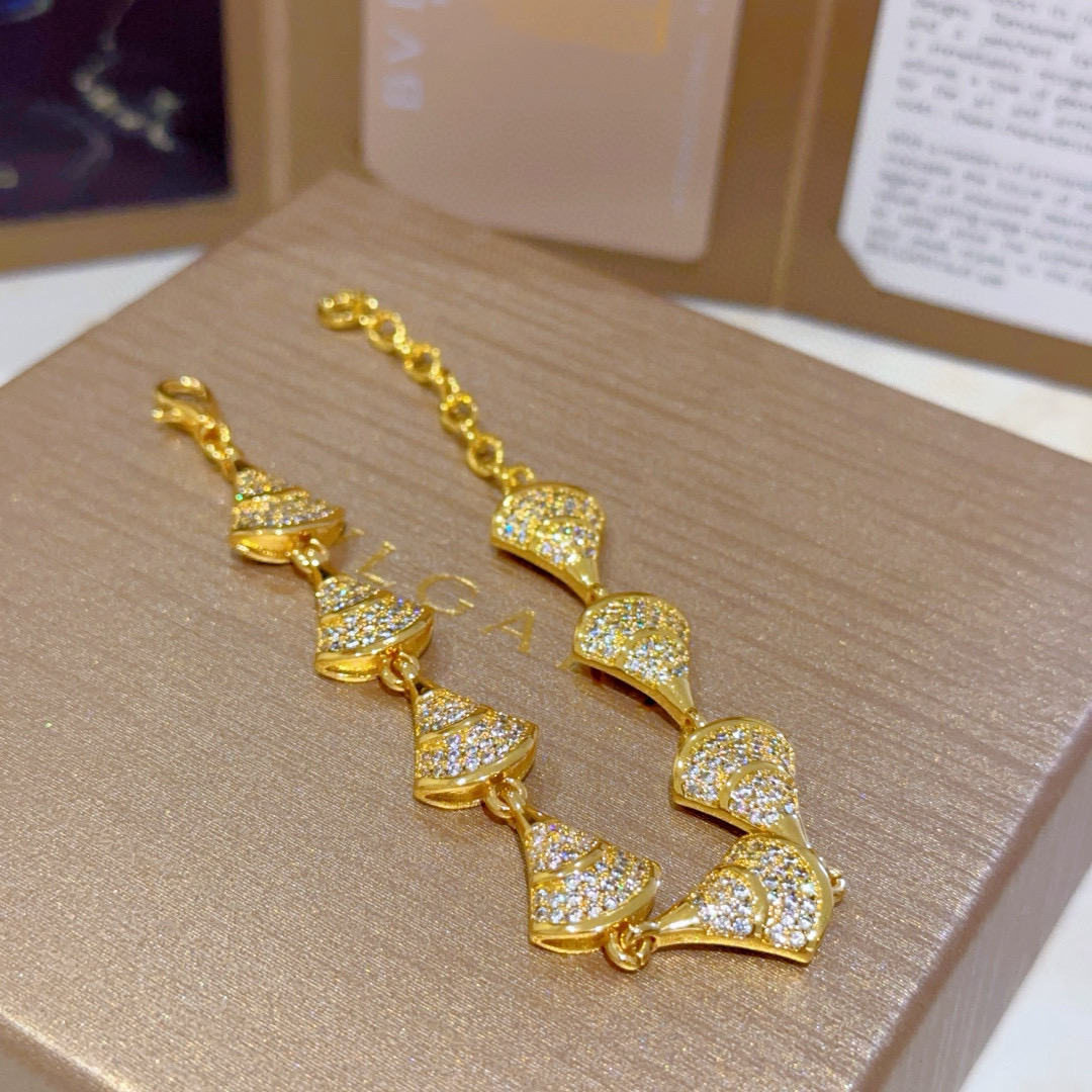 。宝格丽手链V金材质 BVLGARI宝格丽 DIVAS‘ DREAM 系列 品相完美，细节无敌，那种独特
