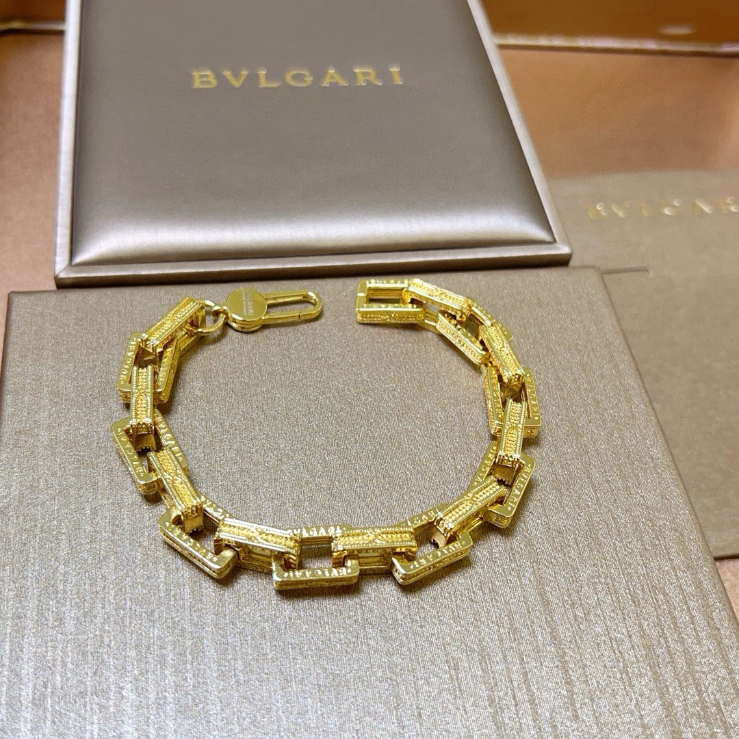 。宝格丽手链V金材质。BVLGARI宝格丽 DIVAS‘ DREAM 系列 品相完美，细节无敌，那种独特