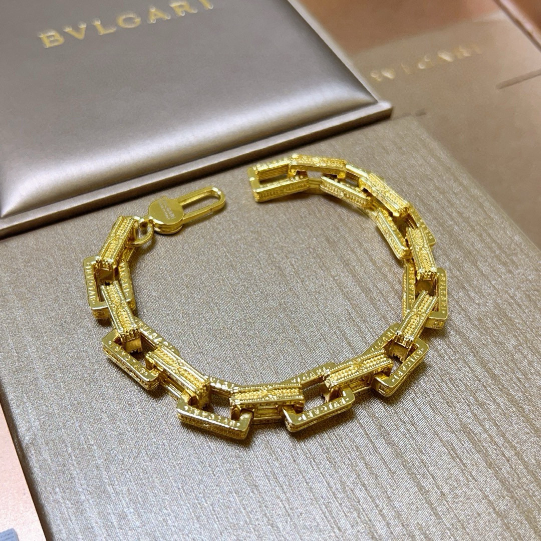 。宝格丽手链V金材质。BVLGARI宝格丽 DIVAS‘ DREAM 系列 品相完美，细节无敌，那种独特