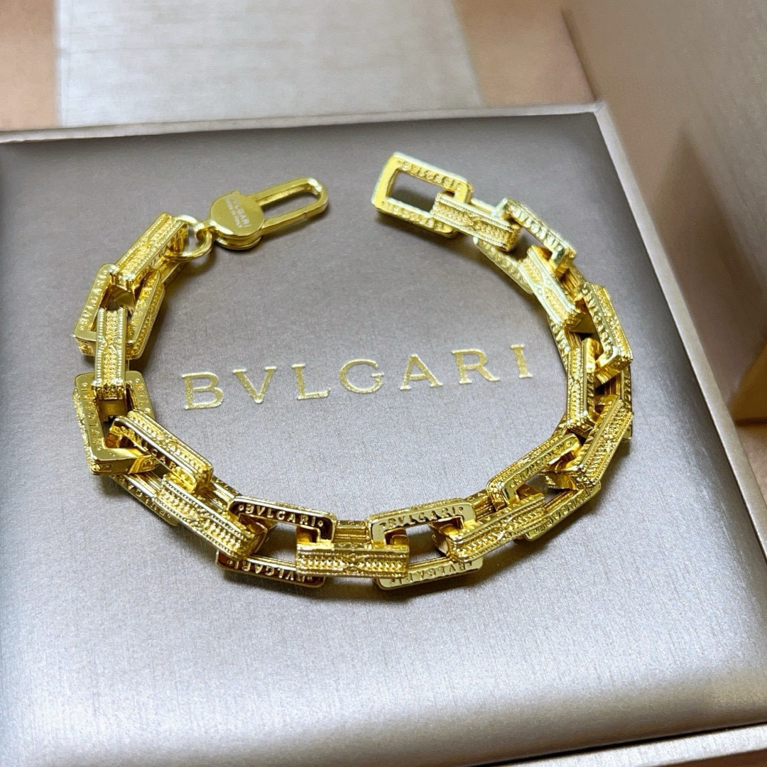 。宝格丽手链V金材质。BVLGARI宝格丽 DIVAS‘ DREAM 系列 品相完美，细节无敌，那种独特