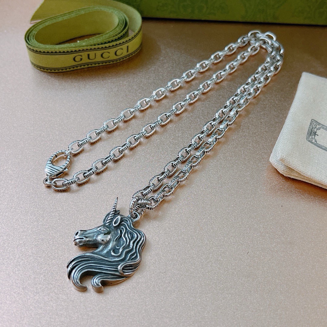 NO:105466,The latest model of Gucci Necklace 2025 chain grade is higher, star style Anger Forest series double G Gucci Horse Necklace. Determine the exclusive details and process the details to make the version old, non-market bright style. This model has been released. Gucci is very easy to match with trendy clothes, fine accessories, gucci, necklace19860909批 古驰项链2025最新款链条档次更高明星同款Anger Forest系列双G古驰骏马项链.认准独家细节工艺 细节对版做旧处理 非市面亮面版型 这款一直在出 古驰里面热卖款 非常好搭配潮流衣服,饰品精品,gucci,necklace,Jewelry