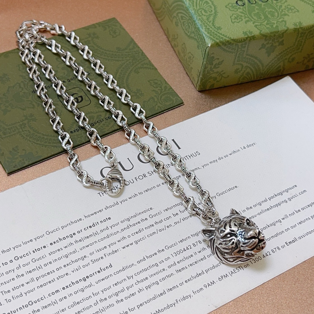 NO:105475,Comment: Too handsome. Gucci Necklace 2025 latest chain grade is higher. Stars have the same classic style. Anger Forest series double G Gucci Necklace. Details are used to treat the version. Non-market glossy style. This model has been released. Gucci is very easy to match with trendy clothes, fine accessories, gucci, necklace19860909批 太帅啦 古驰项链2025最新款链条档次更高明星同款经典款Anger Forest系列双G古驰项链 细节对版做旧处理 非市面亮面版型 这款一直在出 古驰里面热卖款 非常好搭配潮流衣服,饰品精品,gucci,necklace,Jewelry