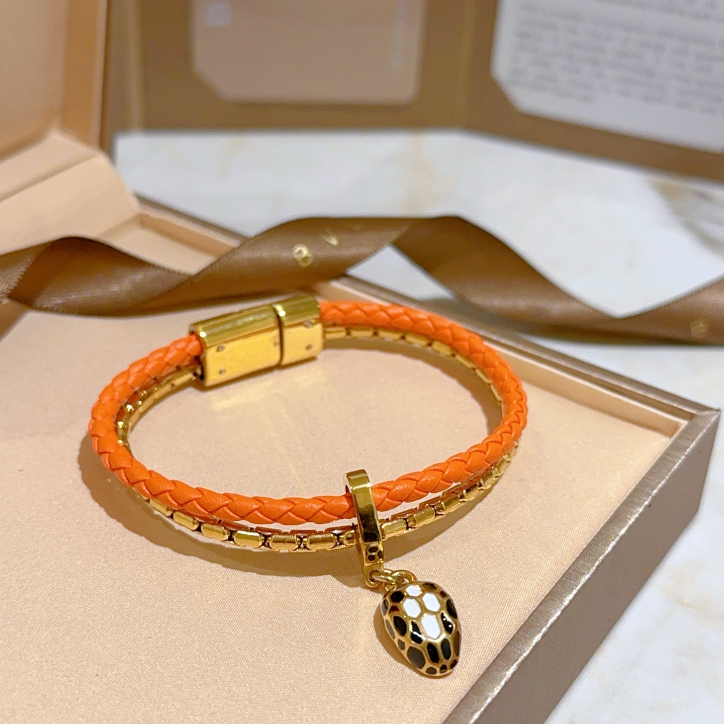 NO:105550,[Produced by us] New serpenti Snake Head Double-layer Bracelet Added 2025 limited color Red and gold double-layer bracelet. The snake head color is also the golden color of Hermes orange. It is full of girlishness, and it is also a beautiful scenery on your wrist. It shows its uniqueness, fashion and elegance in every move. It seems simple a bracelet. Only those who really own the original version will know that it is really material inside. The size of invisible screws and metal accessories inside and outside are all removed. Nearly 20 pieces of invisible screws and metal accessories are all removed, and all of them have to be opened. It is certain that the time is required to do the right version. The metal chain is a custom chain with mold opening, and there are no chains with the same style and specifications on the market. Including the magnetic buckle, it is very convenient to wear it in 1.1. One button and one suck, and the stunning wear material is consistent with the Y version.  Mixed metal thickness real gold, jewelry quality, hermes, bracelet19860909批【我们出品】 新款serpenti 蛇头双层手链 新增2025年限定色 红拼金色双层手绳.蛇头颜色也是爱马仕橙的拼上金色真的绝. 满满的少女感,又是你手腕间一道靓丽的风景线 举手投足之间尽显与众不同,时尚与优雅 看似简单的一条手绳,只有真正拥有原版的人拆开才知道,里面真的太有料 里里外外的大小隐形螺丝加金属配件 全部拆出来将近20个,而且全部都得开模 所以要做对版货耗时间是肯定的 金属链条为开模的定制链、市面上没有相同款式和规格的链条. 包括磁吸扣全部都是1.1复合出来佩戴非常方便,一扣一吸就完成了惊艳的佩戴材质Y版一致 混合金属厚度真金,饰品精品,hermes,bracelet,Jewelry