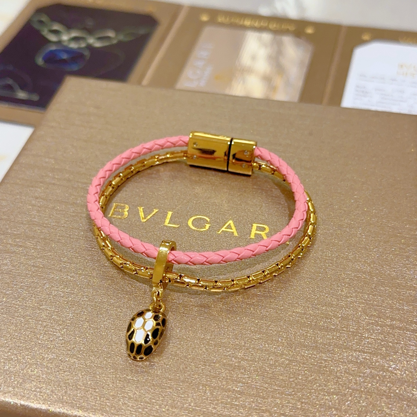NO:105552,[Produced by us] New serpenti Snake Head Double Layer Bracelet Added 2025 limited color Red and gold double layer bracelet. The snake head color is also pink and gold, it is really amazing. It is full of girlishness, and it is also a beautiful scenery on your wrist. It shows uniqueness, fashion and elegance in every move. Only those who really own the original version will know that it is really material inside. The size of invisible screws and metal accessories inside and outside are all removed. Nearly 20 pieces of invisible screws and metal accessories have to be opened, and all of them have to be opened. It is certain that the time is required to do the right version. The metal chain is a custom chain with mold opening, and there are no chains with the same style and specifications on the market. Including the magnetic buckle, it is very convenient to wear it in 1.1. It is very convenient to wear it. One button and one sucking and one sucking. The stunning wear material is consistent with the Y version. Mixed metal thickness real gold, jewelry quality, bracelet19860909批【我们出品】 新款serpenti 蛇头双层手链 新增2025年限定色 红拼金色双层手绳.蛇头颜色也是粉粉的拼上金色真的绝. 满满的少女感,又是你手腕间一道靓丽的风景线 举手投足之间尽显与众不同,时尚与优雅 看似简单的一条手绳,只有真正拥有原版的人拆开才知道,里面真的太有料 里里外外的大小隐形螺丝加金属配件 全部拆出来将近20个,而且全部都得开模 所以要做对版货耗时间是肯定的 金属链条为开模的定制链、市面上没有相同款式和规格的链条. 包括磁吸扣全部都是1.1复合出来佩戴非常方便,一扣一吸就完成了惊艳的佩戴材质Y版一致 混合金属厚度真金,饰品精品,bracelet,Jewelry