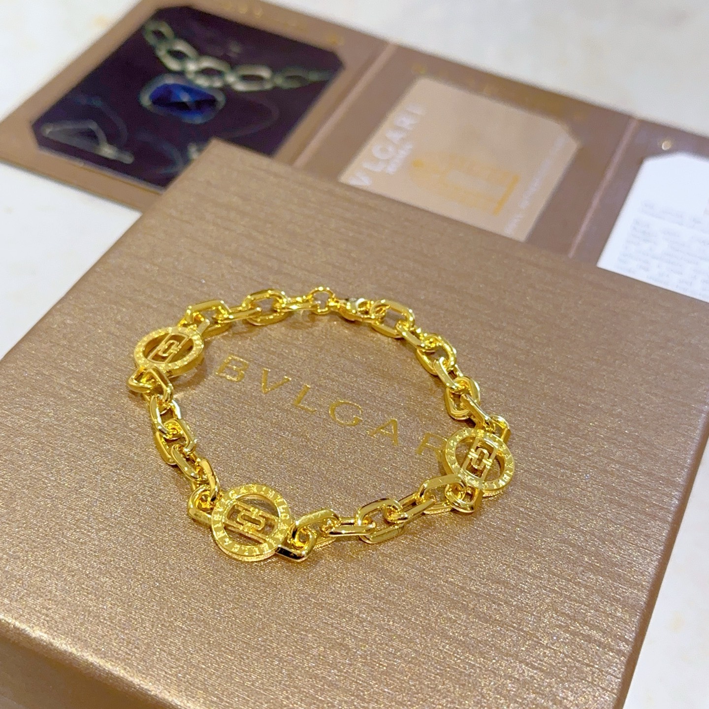 。宝格丽手链V金材质 BVLGARI宝格丽 DIVAS‘ DREAM 系列 品相完美，细节无敌，那种独特