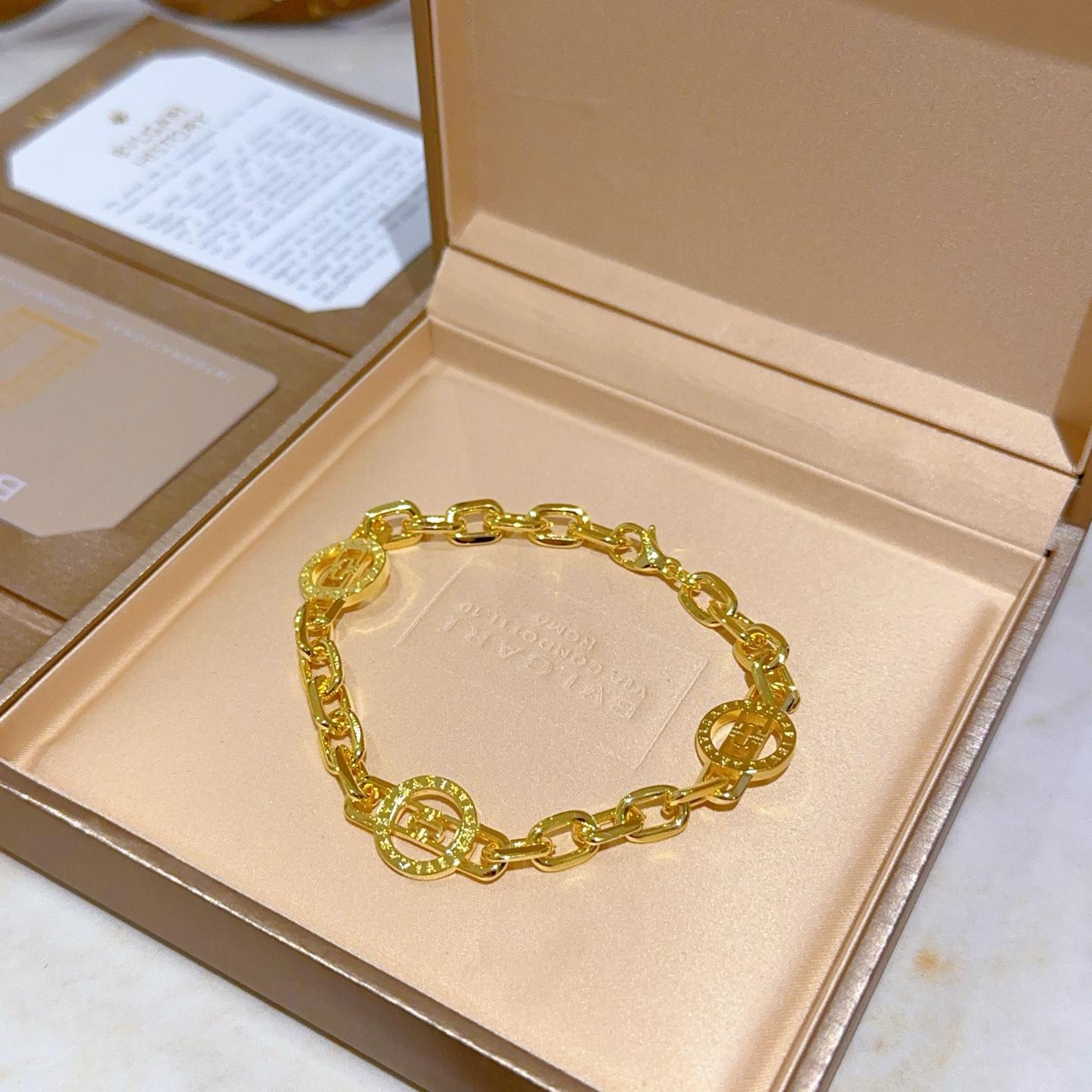 。宝格丽手链V金材质 BVLGARI宝格丽 DIVAS‘ DREAM 系列 品相完美，细节无敌，那种独特