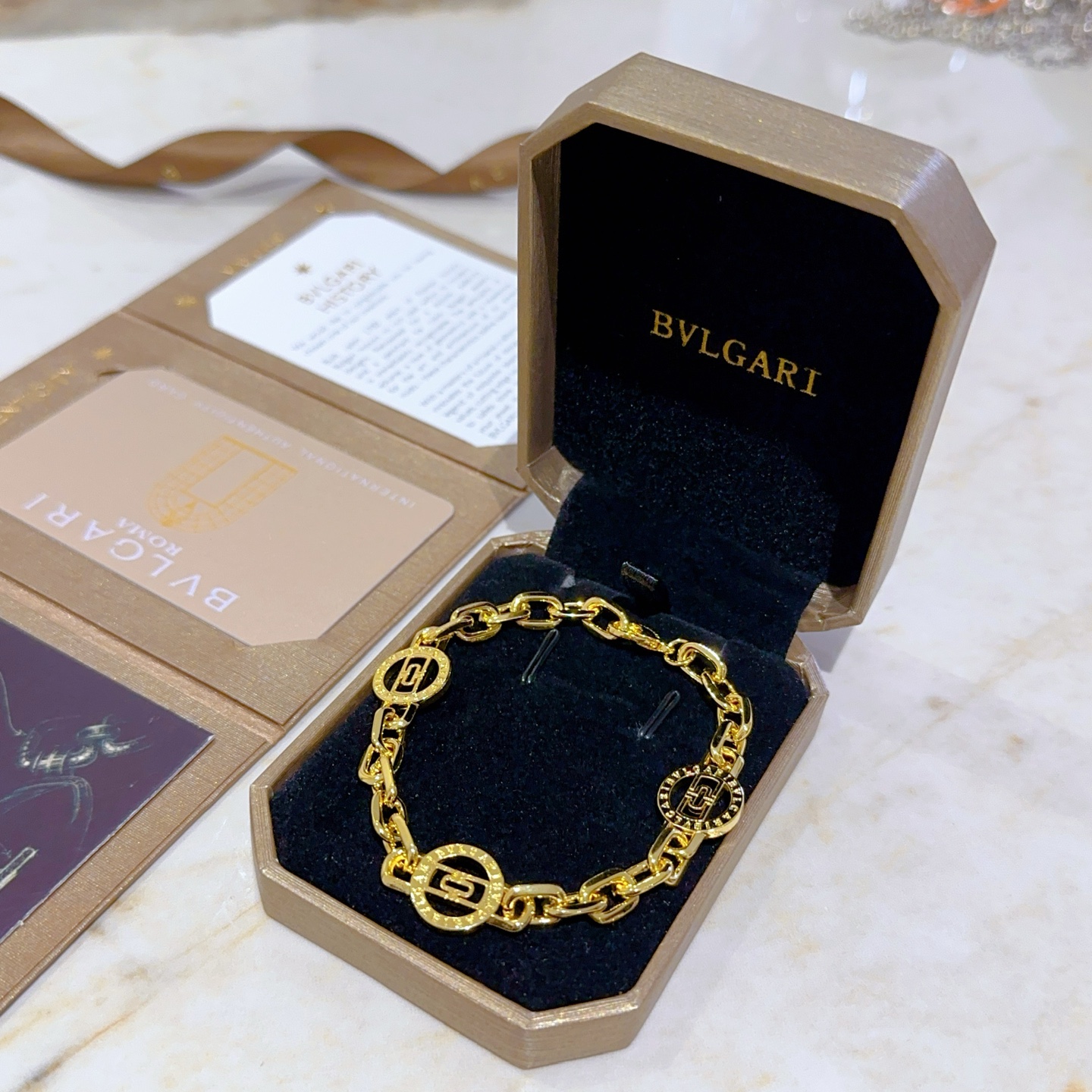 。宝格丽手链V金材质 BVLGARI宝格丽 DIVAS‘ DREAM 系列 品相完美，细节无敌，那种独特