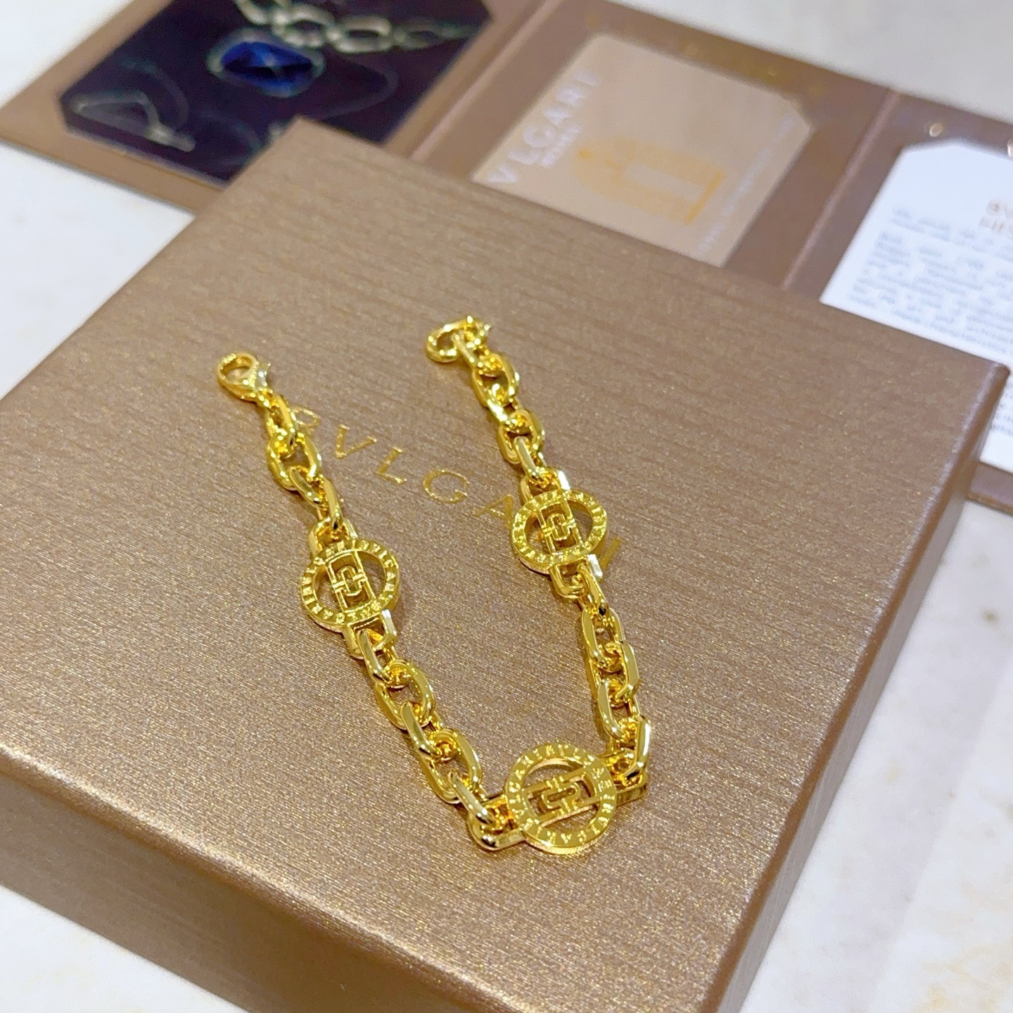 。宝格丽手链V金材质 BVLGARI宝格丽 DIVAS‘ DREAM 系列 品相完美，细节无敌，那种独特