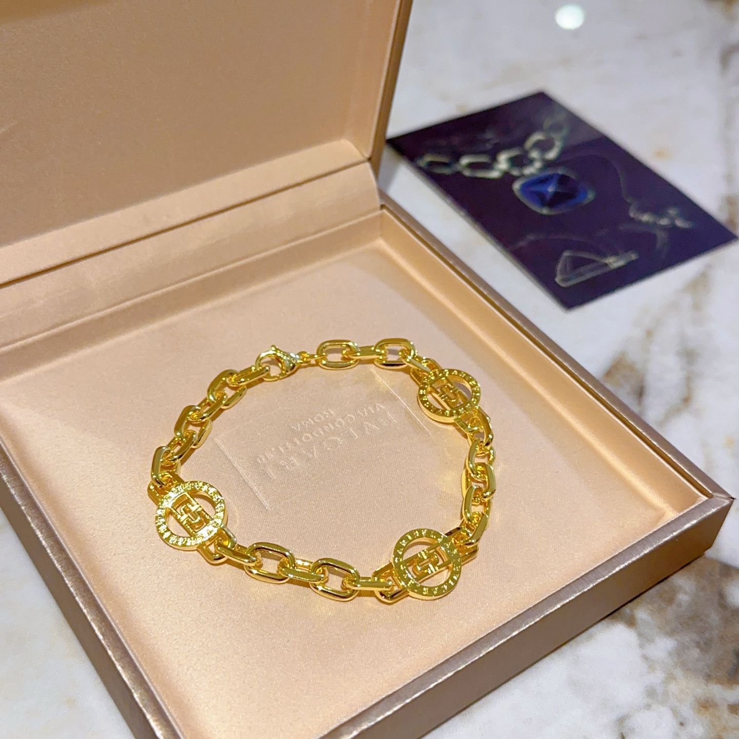 。宝格丽手链V金材质 BVLGARI宝格丽 DIVAS‘ DREAM 系列 品相完美，细节无敌，那种独特