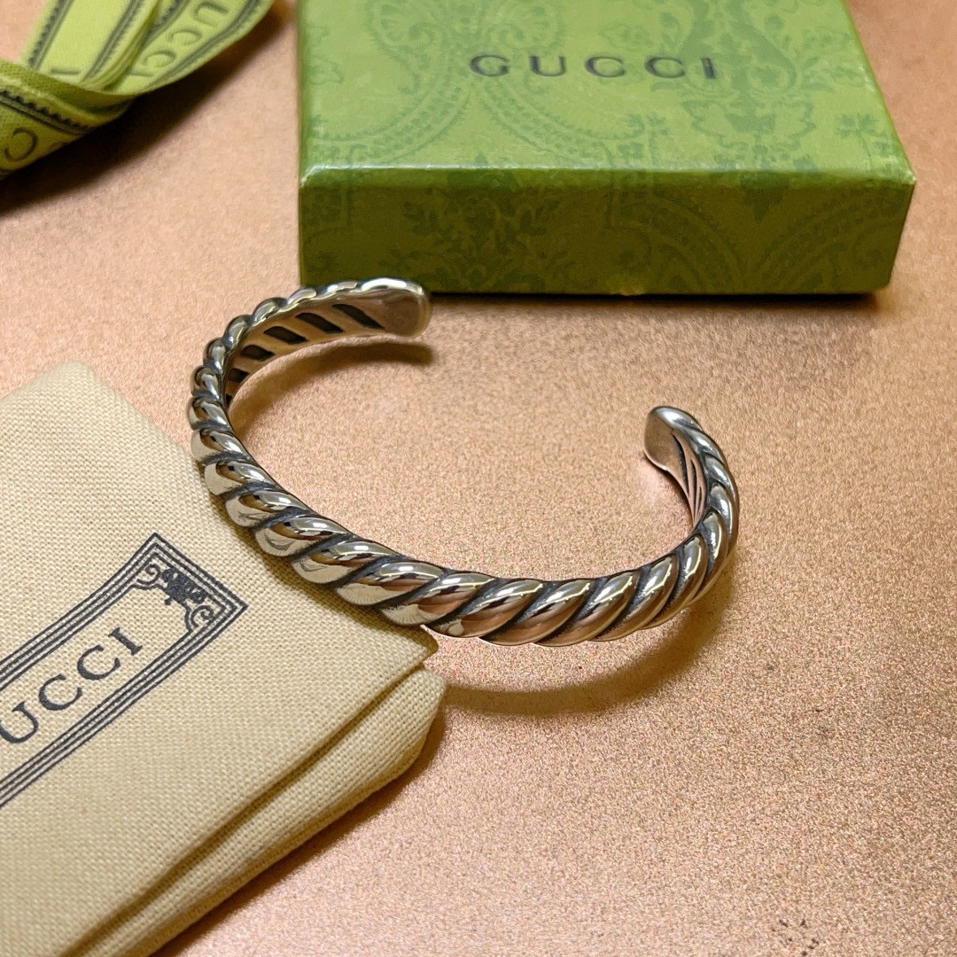 NO:105703,Gucci bracelet bracelets Gucci pure handmade latest bracelets with higher grades Celebrity Anger Forest series Double G classic series retro silver Gucci bracelet Details are used to treat the version, non-market glossy version This model has been released. Gucci is very good to match with trendy clothes, fine accessories, gucci, bracelet19860909批.古驰手镯手环古银纯手工打造最新款手镯档次更高明星同款Anger Forest系列双G经典款系列复古银古驰手环 细节对版做旧处理 非市面亮面版型 这款一直在出 古驰里面热卖款 非常好搭配潮流衣服,饰品精品,gucci,bracelet,Jewelry