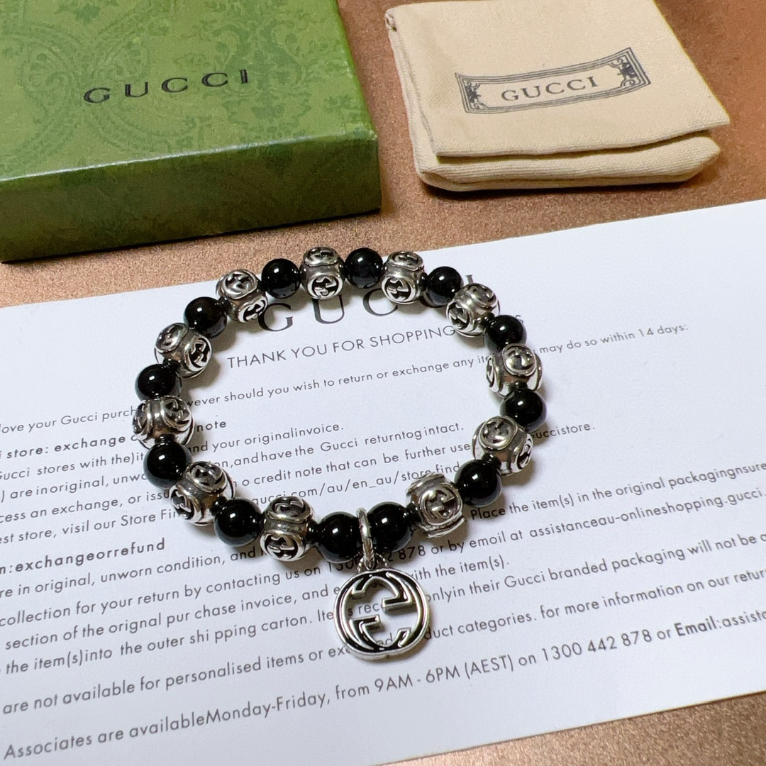 NO:115572,Buy Gucci bracelet luxury bracelets for men and women. The latest model full black agate beaded bracelets with higher grade. Stars same style. Anger Forest series double g retro Gucci bracelet. Size: 16-24 cm. Details are used to treat the version. Non-market bright style. This model is always available on the market. Gucci is popular in the hot-selling model. Very easy to match clothes, fine accessories, gucci, bracelet19860909批 古驰手链奢华手串 男女同款 最新款全件黑玛瑙串珠手链档次更高明星同款Anger Forest系列双g复古古驰手链 尺寸:16-24厘米 细节对版做旧处理 非市面亮面版型 非市面普通做这款一直在出 古驰里面热卖款 非常好搭配衣服,饰品精品,gucci,bracelet,Jewelry