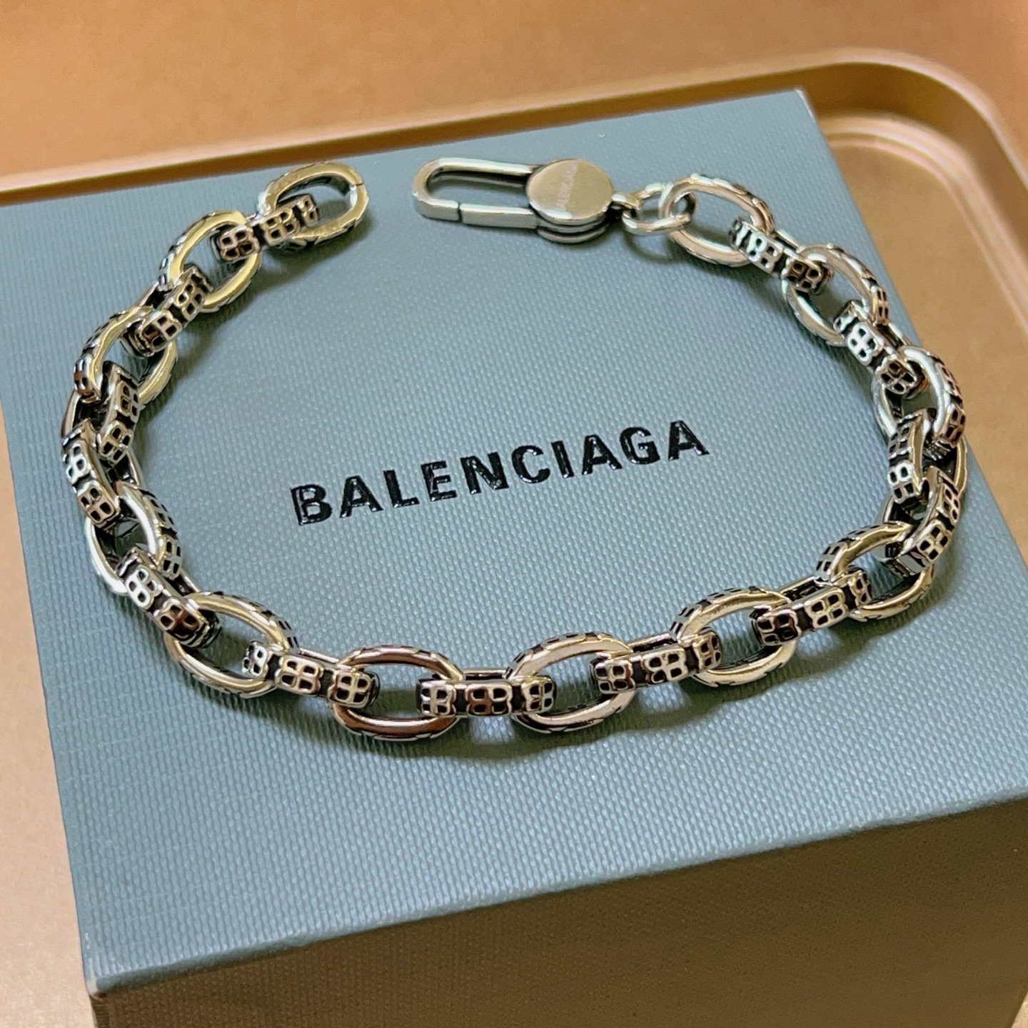 NO:115600,Batch. Original new product Balenciaga bracelets, Balenciaga bracelets, special counters, Balenciaga bracelets, popular products for men, unique design, avant-garde, must-have for both men and women!  Number of codes 18.20.22.24cm, jewelry quality, balenciaga, balenciaga, bracelet19860909批. 原单货新品 巴黎世家 Balenciaga手链专柜一致巴黎世家手链 男士火爆款出货 设计独特 前卫 男女必备！码数18.20.22.24cm,饰品精品,balenciaga,balenciaga,bracelet,Jewelry