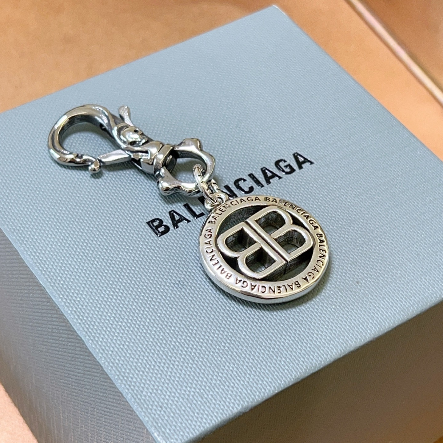 NO:115603,New products released Balenciaga bag hanging keychain Balenciaga keychain The latest bag hanging decoration is higher grade star style classic co-branded design concept keychain series Detailed version aging Non-market glossy version This model has been released. Balenciaga is very easy to match with trendy backpacks, jewelry quality, balenciaga, backpacks, keychain19860909批新品发布 巴黎世家包包挂饰钥匙扣 巴黎世家钥匙扣 最新款包包挂饰档次更高明星同款 经典款联名设计理念钥匙扣系列 细节对版做旧处理 非市面亮面版型 这款一直在出 巴黎世家里面热卖款 非常好搭配潮流背包,饰品精品,balenciaga,backpacks,keychain,Jewelry