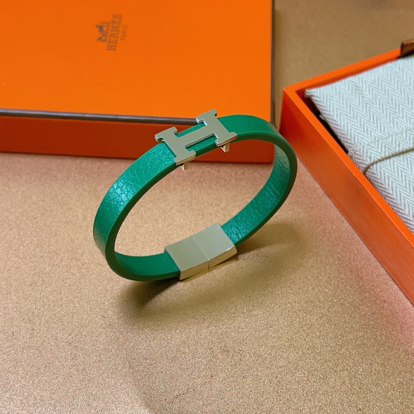 NO:115606,Batch New products are available. Hermes leather rope bracelet latest model is pure handmade leather material is higher grade. Stars same style. Anger Forest series Hermes bracelet classic series 18k gold bracelet. Details are used to treat the old version. Non-market sand-faced version. This model has been released. Hermes is selling very well. It is very easy to match trendy clothes, jewelry quality, hermes, bracelet19860909批 新品发售 爱马仕皮绳手环最新款纯手工皮材质档次更高明星同款Anger Forest系列爱马仕手链经典款系列18k金手链手绳 细节对版做旧处理 非市面沙面版型 这款一直在出 爱马仕里面热卖款 非常好搭配潮流衣服,饰品精品,hermes,bracelet,Jewelry