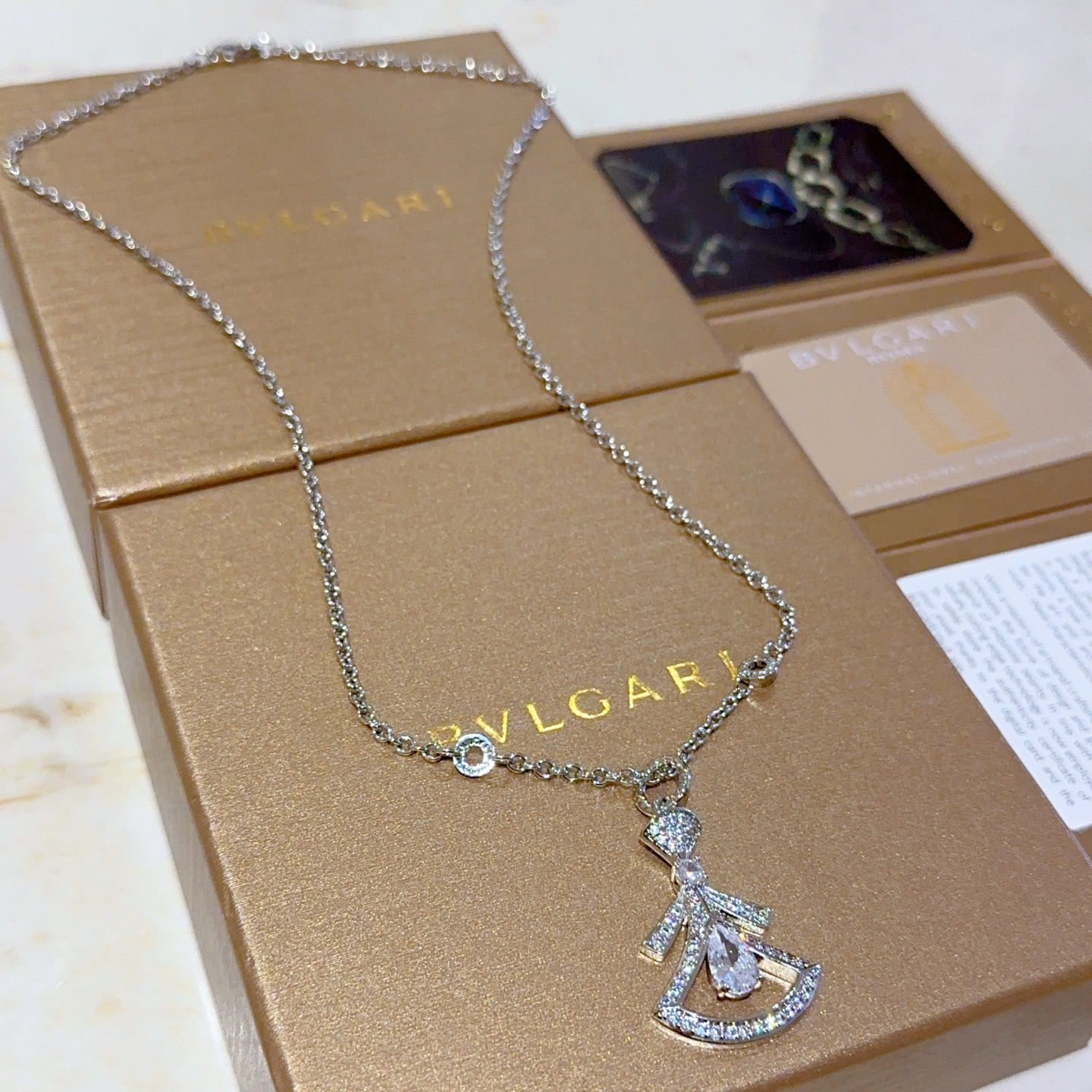 NO:105898,Bulgari necklace V gold material. BVLGARI DIVAS' DREAM series. Perfect appearance and invincible details. The unique color is completely impeccable. It is decorated with a classic ring shape design. It is simple but elegant and eye-catching. The combination of platinum makes the complexion look more elegant and the upper body is elegant. The same style as men and women. Bulgari necklace, jewelry boutique, bottega veneta, bvlgari, bvlgari, necklace19860909批.宝格丽项链V金材质.BVLGARI宝格丽 DIVAS‘ DREAM 系列 品相完美,细节无敌,那种独特的色泽完全无可挑剔,再缀以经典指环外形设计,简约之余却又优雅夺目,铂金的组合更显气色,上身雅致动人.男女同款 宝格丽项链,饰品精品,bottega veneta,bvlgari,bvlgari,necklace,Jewelry