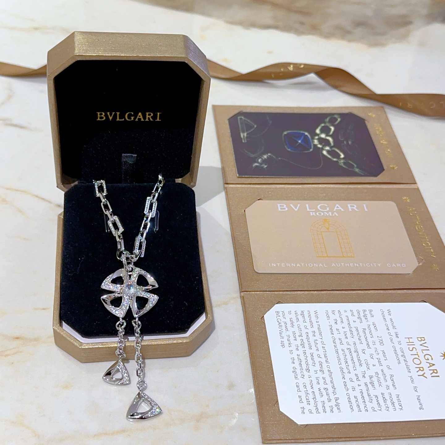 。宝格丽项链V金材质。BVLGARI宝格丽 DIVAS‘ DREAM 系列 品相完美，细节无敌，那种独特