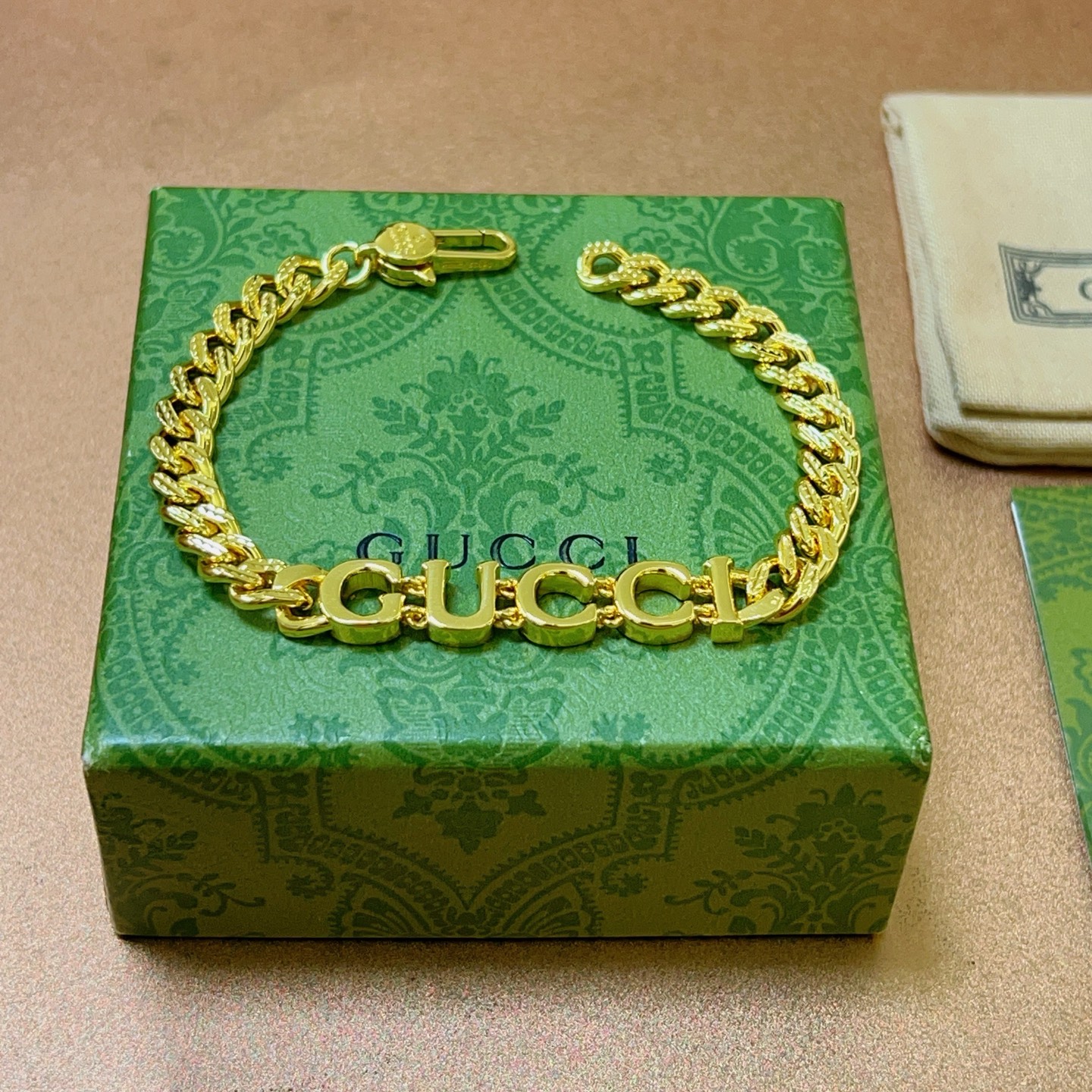 NO:115612,. The latest release of Gucci Gucci bracelets. The latest classic style is exquisite, regardless of style or texture. You can understand the original logo at a glance. Super nice. A must-have for matching clothes. A must-have artifact for men and women. The number of codes is 18.20.22.24 cm. You can also change other sizes, jewelry quality, gucci, gucci, bracelet19860909批. 最新出炉 Gucci古驰手链最新款的经典款 精致无论款式 质感 都是绝对的顶尖feel 只要看一眼就懂了原版logo 超 nice 搭配衣服必选择,男女同款必备神器 码数18.20.22.24厘米 还可以改其他尺寸,饰品精品,gucci,gucci,bracelet,Jewelry