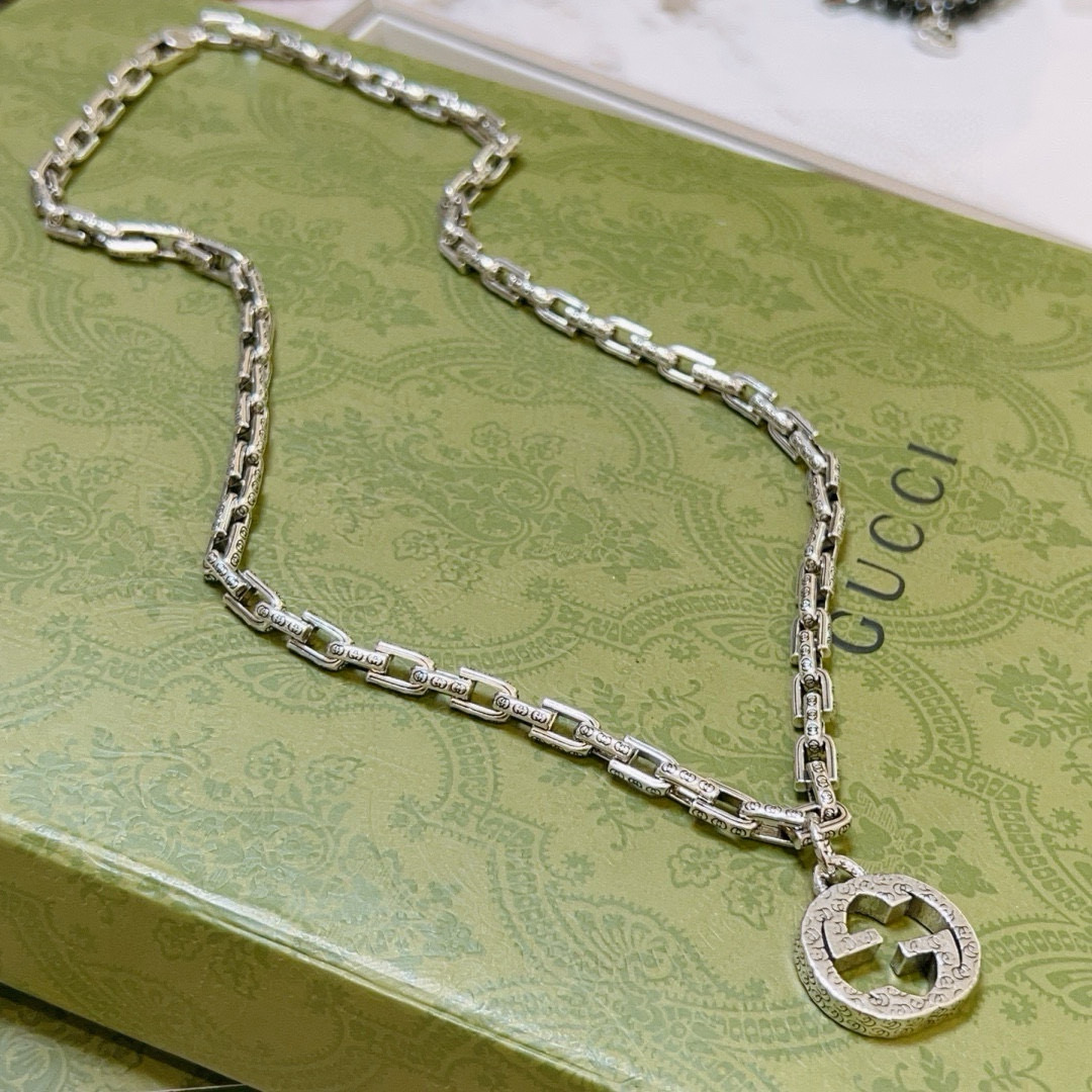 NO:115619,The latest model of Gucci necklace is higher in chain grade, star style Anger Forest series double G pendant Gucci necklace, chain length 60 cm can be changed, details are used to treat the version, non-market glossy version, this model has been released, Gucci is very easy to match with trendy clothes, jewelry quality, gucci, necklace19860909批古驰项链最新款链条档次更高明星同款Anger Forest系列双G吊坠古驰项链 链长60厘米可改长度 细节对版做旧处理 非市面亮面版型 这款一直在出 古驰里面热卖款 非常好搭配潮流衣服,饰品精品,gucci,necklace,Jewelry