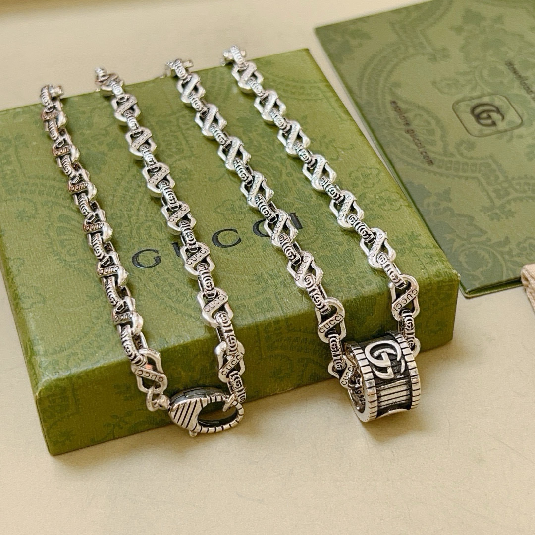 NO:115621,Batch: New products are released without any explosion. The first choice for online celebrities selling goods on Douyin. The latest model of Gucci necklace has a higher chain. Celebrities have the same style. The Anger Forest series double-g design concept retro necklace makes high-end clothes more elegant and more brand-name and personality when going out. Details are used to treat the version. Non-market bright style. This model has been released. Gucci is very good at matching. Premium accessories, gucci, necklace19860909批  新品发布不爆不发 抖音带货网红首选 古驰项链最新款链条档次更高明星同款Anger Forest系列双g设计理念复古项链 让高档的衣服搭配更有气质 出去更有牌面和个性 细节对版做旧处理 非市面亮面版型 这款一直在出 古驰里面热卖款 非常好搭配,饰品精品,gucci,necklace,Jewelry
