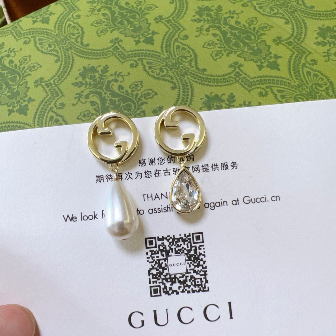 NO:106064,The first release of new products will not be released. The first choice for online celebrities in Douyin’s sales. The latest model of Gucci earrings is higher in grade. The same style as Anger Forest series double G design concept. Retro classic series Gucci earrings make high-end clothes more elegant and more brand-name and personality when going out. Details are used to treat the version. Non-market bright style. This model has been released. Gucci is very good at matching. Good accessories, gucci19860909批 新品首发不爆不发 抖音带货网红首选 古驰耳钉最新款档次更高明星同款Anger Forest系列双g设计理念复古经典系列古驰耳钉 让高档的衣服搭配更有气质 出去更有牌面和个性 细节对版做旧处理 非市面亮面版型 这款一直在出 古驰里面热卖款 非常好搭配,饰品精品,gucci,Jewelry